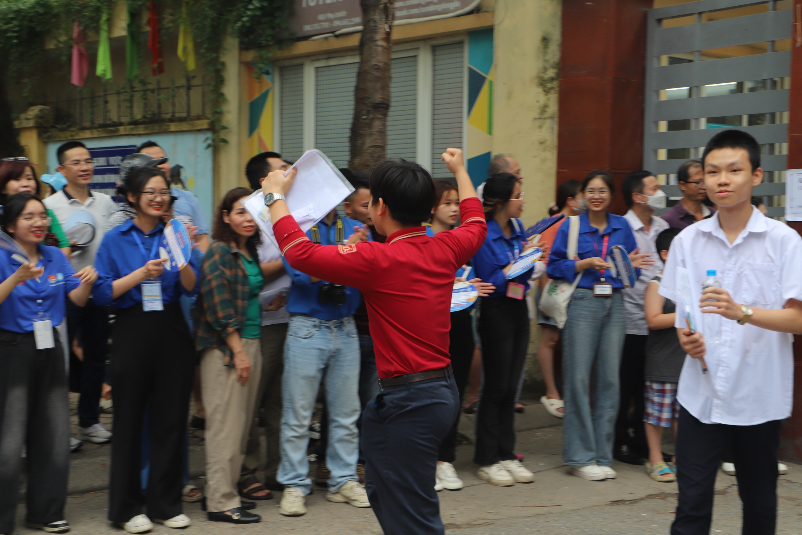 Thi vào lớp 10 Hà Nội: Nhiều thí sinh dự tính được 8,9 điểm môn Tiếng Anh- Ảnh 2. Thi vào lớp 10 Hà Nội: Nhiều thí sinh dự tính được 8,9 điểm môn Tiếng Anh- Ảnh 2.
