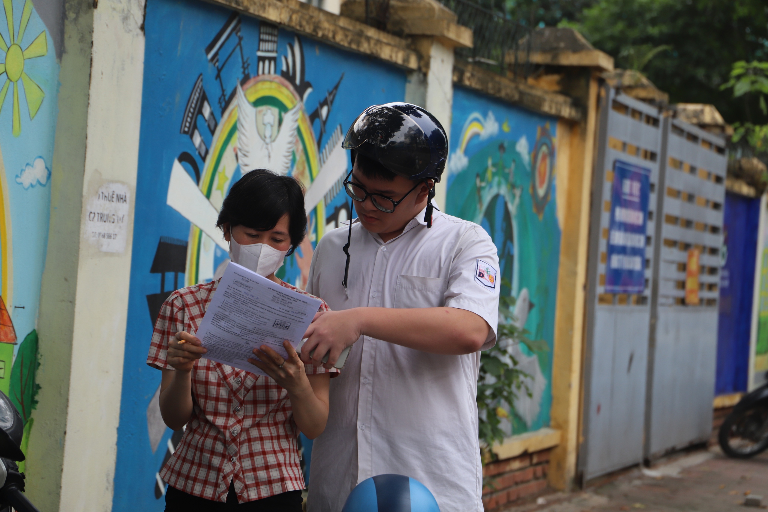 Thi vào lớp 10 Hà Nội: Nhiều thí sinh dự tính được 8,9 điểm môn Tiếng Anh- Ảnh 4. Thi vào lớp 10 Hà Nội: Nhiều thí sinh dự tính được 8,9 điểm môn Tiếng Anh- Ảnh 4.