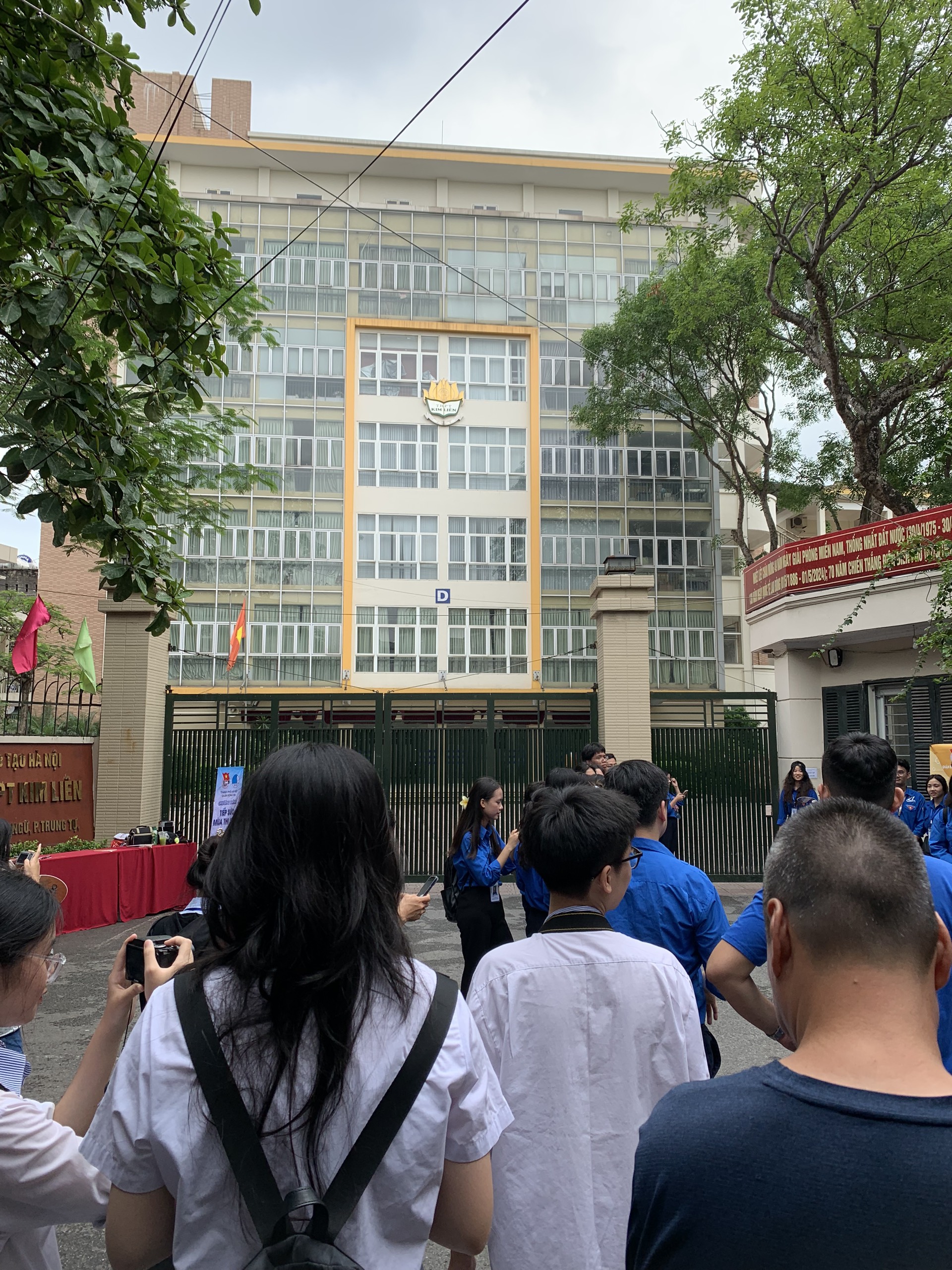 Thi vào 10 Hà Nội: Thí sinh than đề Ngữ văn khó- Ảnh 2. Thi vào 10 Hà Nội: Thí sinh than đề Ngữ văn khó- Ảnh 2.