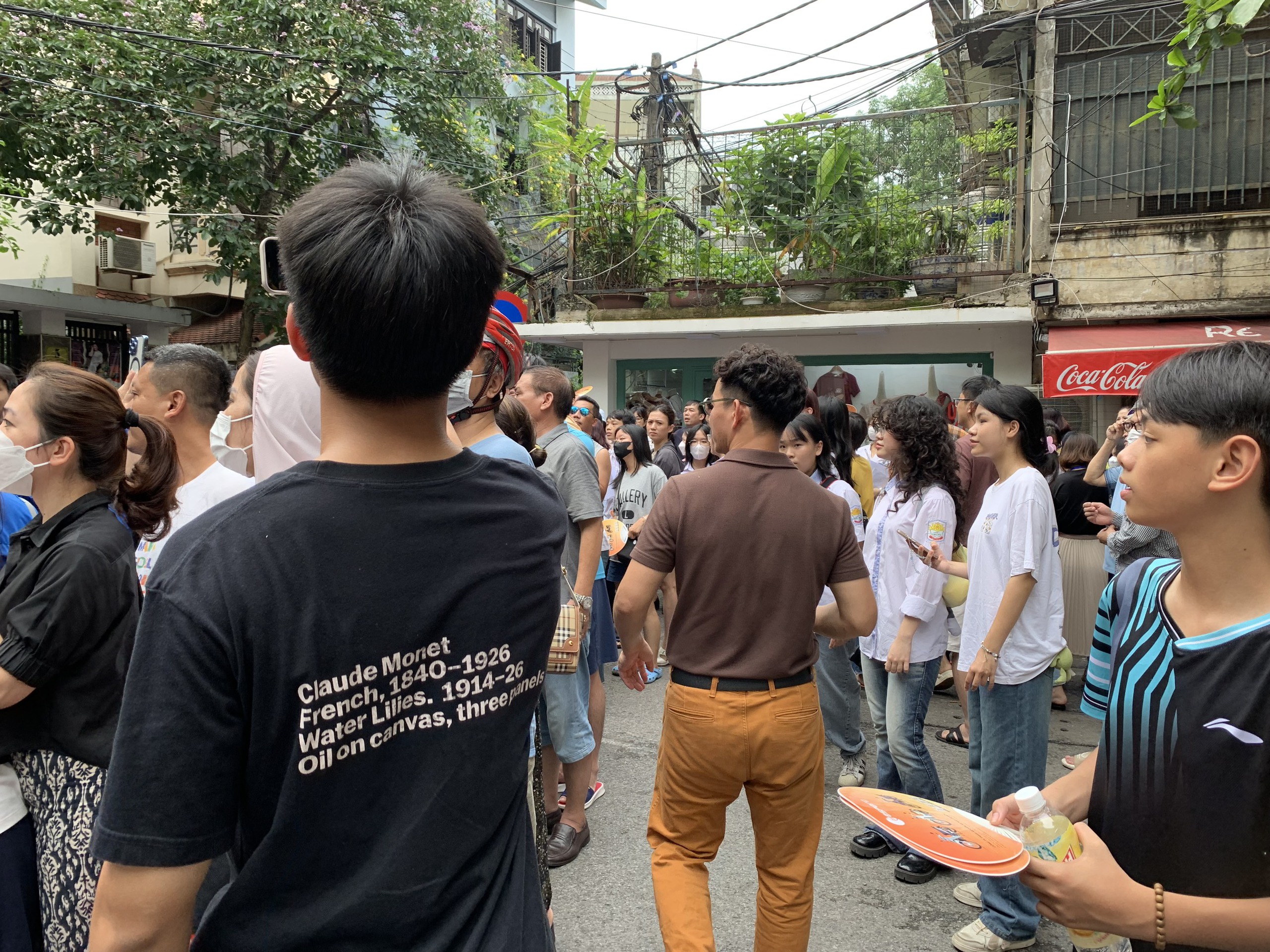 Ông bố Xuân Bắc đưa con trai đi thi tại điểm thi trường PTTH Kim Liên- Ảnh 2. Ông bố Xuân Bắc đưa con trai đi thi tại điểm thi trường PTTH Kim Liên- Ảnh 2.