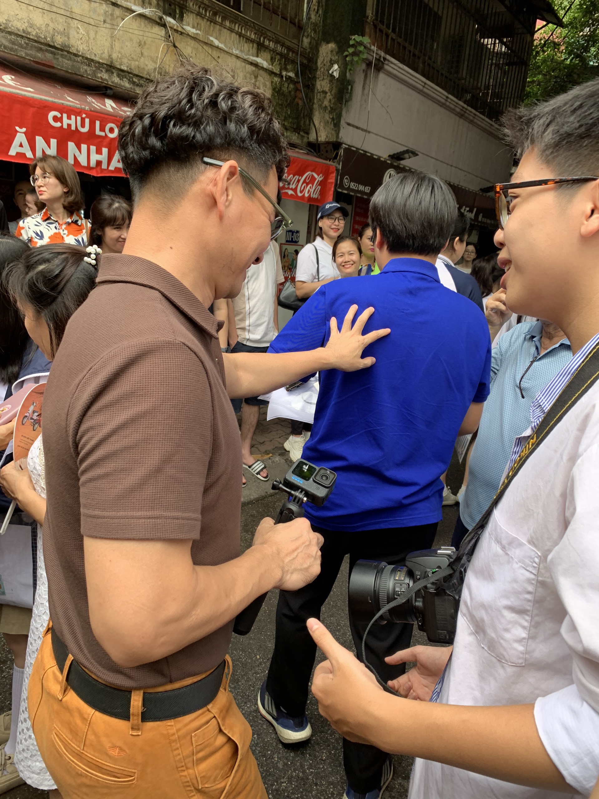 Ông bố Xuân Bắc đưa con trai đi thi tại điểm thi trường PTTH Kim Liên- Ảnh 4. Ông bố Xuân Bắc đưa con trai đi thi tại điểm thi trường PTTH Kim Liên- Ảnh 4.