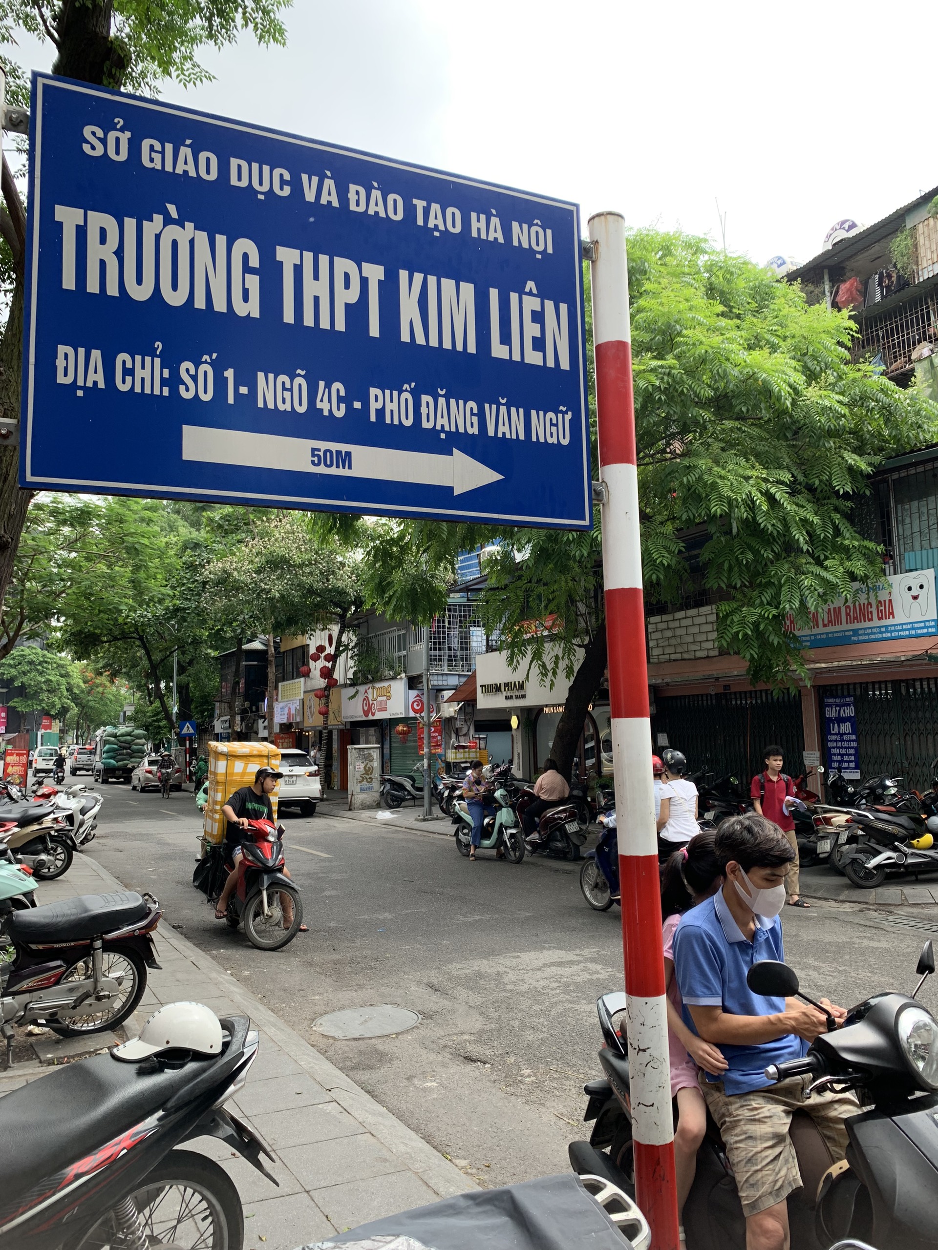 Ông bố Xuân Bắc đưa con trai đi thi tại điểm thi trường PTTH Kim Liên- Ảnh 6. Ông bố Xuân Bắc đưa con trai đi thi tại điểm thi trường PTTH Kim Liên- Ảnh 6.
