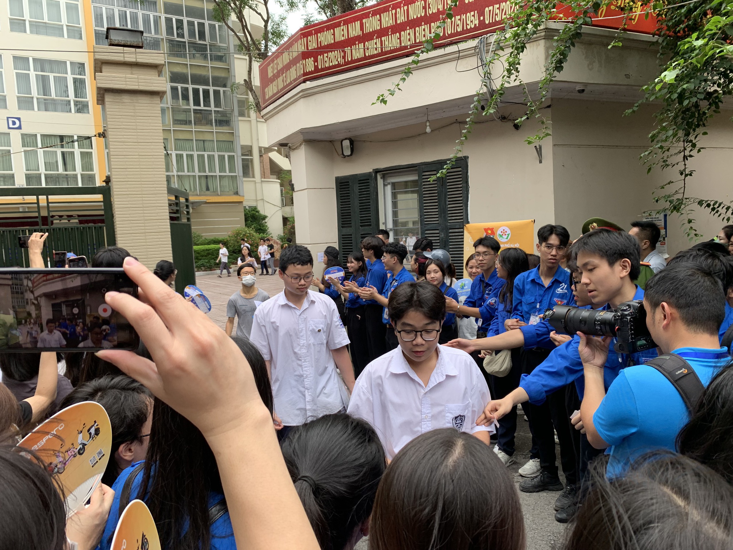 Ông bố Xuân Bắc đưa con trai đi thi tại điểm thi trường PTTH Kim Liên- Ảnh 8. Ông bố Xuân Bắc đưa con trai đi thi tại điểm thi trường PTTH Kim Liên- Ảnh 8.