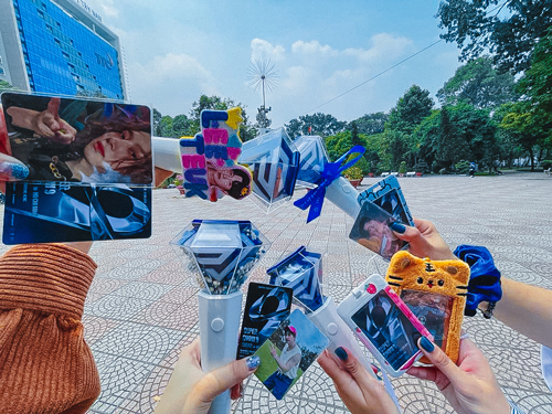 Người hâm mộ thường trao đổi và chuyển nhượng để thu thập những chiếc card mình mong muốn sở hữu. Người hâm mộ thường trao đổi và chuyển nhượng để thu thập những chiếc card mình mong muốn sở hữu.