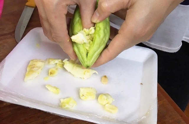 Cách loại bỏ vị đắng cho những ai không ăn được đắng mà vẫn muốn ăn mướp đắng để thanh nhiệt, giải độc- Ảnh 3. Cách loại bỏ vị đắng cho những ai không ăn được đắng mà vẫn muốn ăn mướp đắng để thanh nhiệt, giải độc- Ảnh 3.