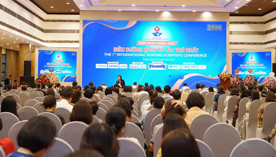 Toàn cảnh Hội nghị khoa học Điều dưỡng Quốc tế lần thứ nhất CLB Điều dưỡng trưởng Việt Nam với chủ đề: Lãnh đạo, quản lý và đào tạo điều dưỡng thời kỳ chuyển đổi số.