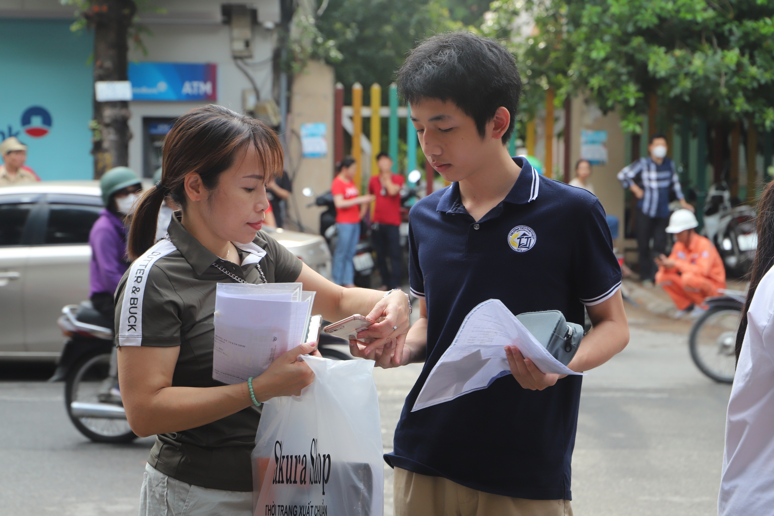 Thi vào 10 Hà Nội: Những hình ảnh yêu thương của bố mẹ dành cho con trong buổi thi đầu tiên- Ảnh 2. Thi vào 10 Hà Nội: Những hình ảnh yêu thương của bố mẹ dành cho con trong buổi thi đầu tiên- Ảnh 2.