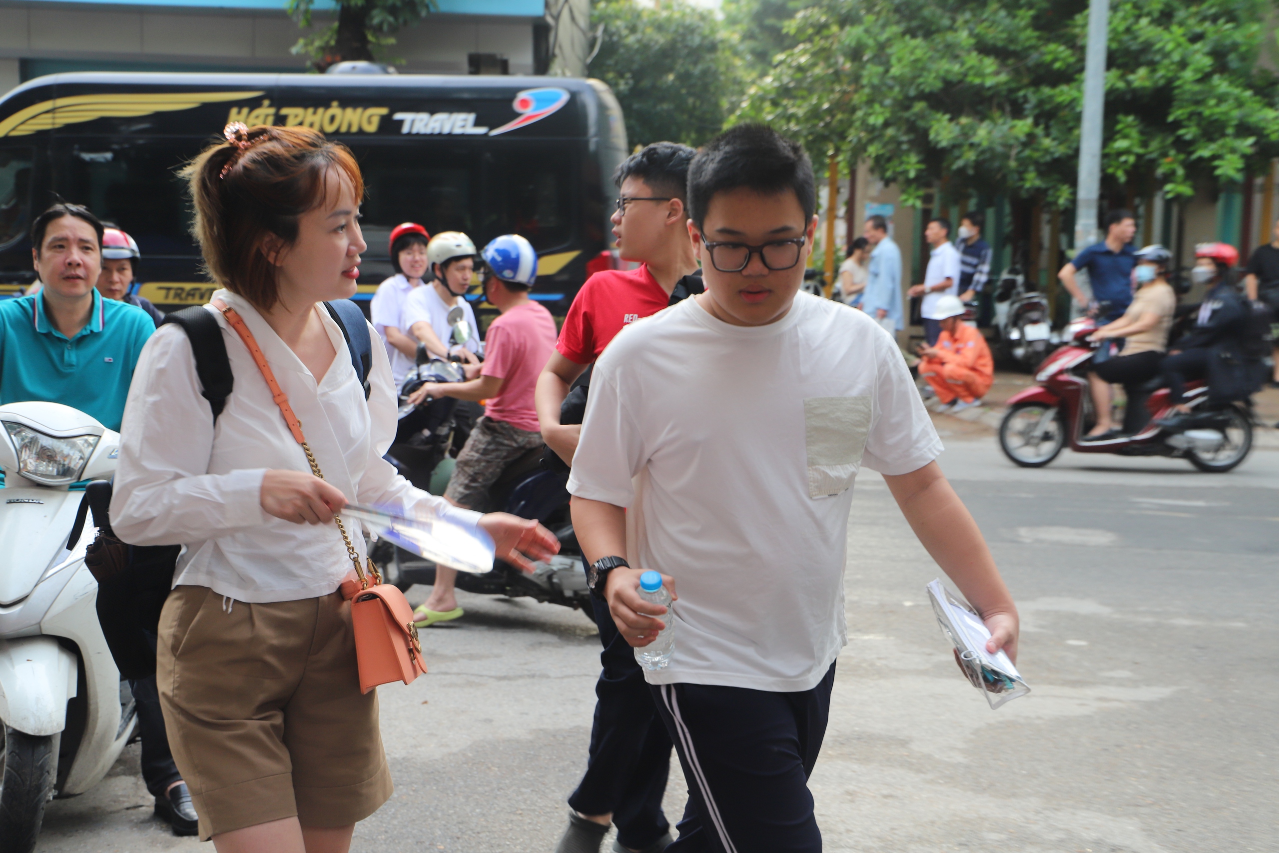 Thi vào 10 Hà Nội: Những hình ảnh yêu thương của bố mẹ dành cho con trong buổi thi đầu tiên- Ảnh 4. Thi vào 10 Hà Nội: Những hình ảnh yêu thương của bố mẹ dành cho con trong buổi thi đầu tiên- Ảnh 4.