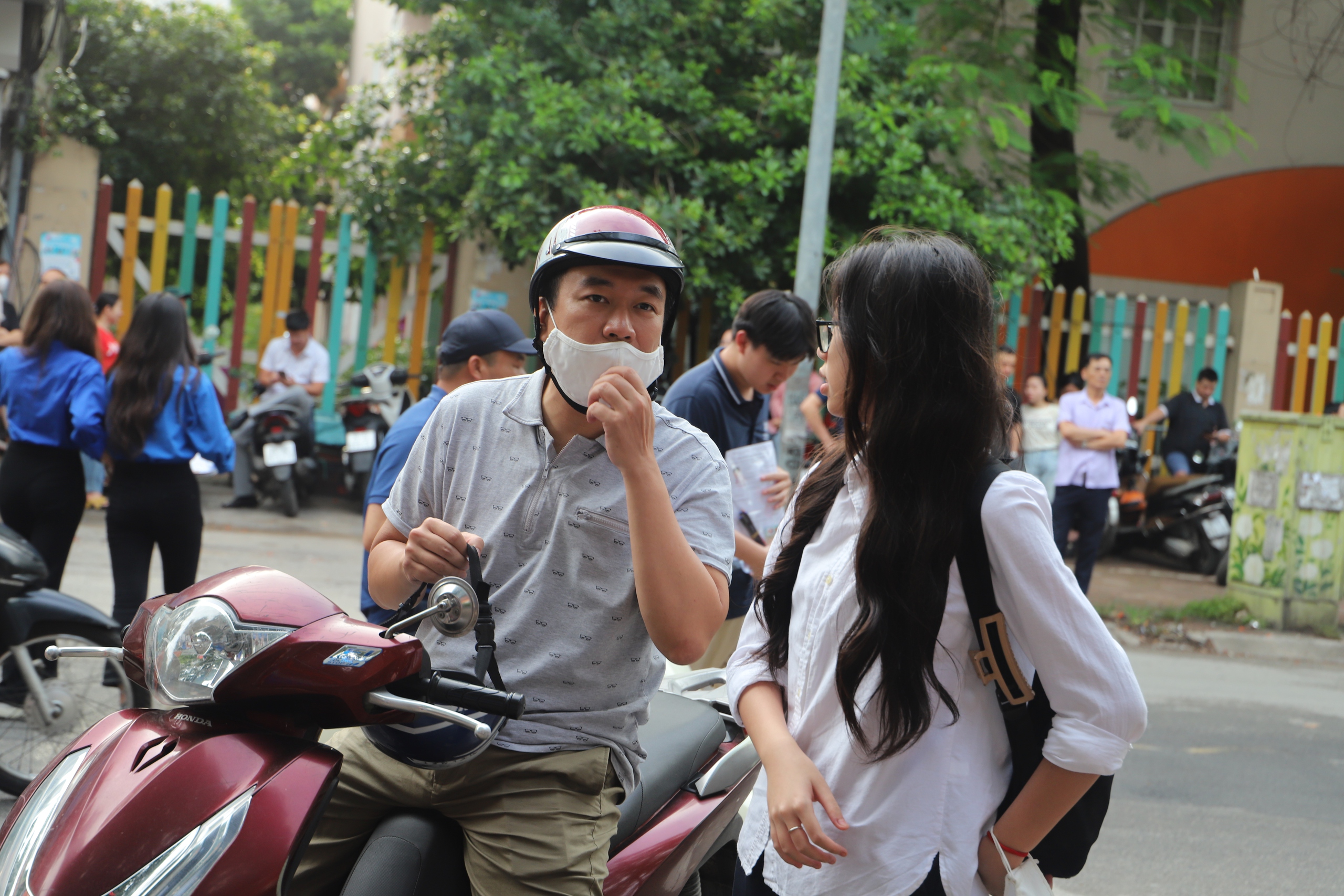 Thi vào 10 Hà Nội: Những hình ảnh yêu thương của bố mẹ dành cho con trong buổi thi đầu tiên- Ảnh 3. Thi vào 10 Hà Nội: Những hình ảnh yêu thương của bố mẹ dành cho con trong buổi thi đầu tiên- Ảnh 3.
