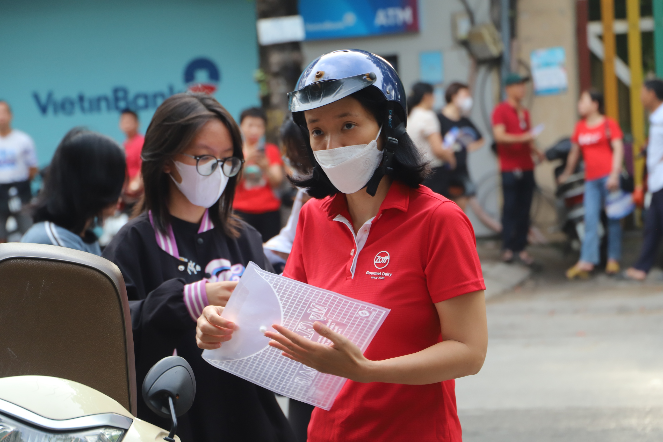 Thi vào 10 Hà Nội: Những hình ảnh yêu thương của bố mẹ dành cho con trong buổi thi đầu tiên- Ảnh 5. Thi vào 10 Hà Nội: Những hình ảnh yêu thương của bố mẹ dành cho con trong buổi thi đầu tiên- Ảnh 5.