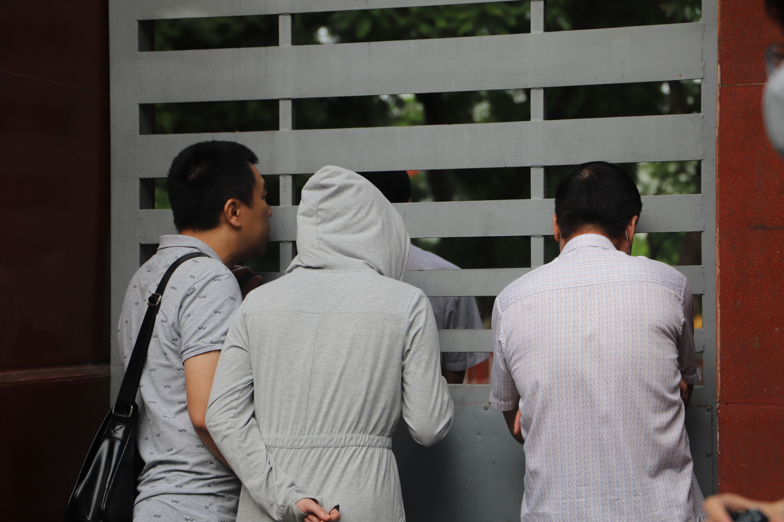 Thi vào 10 Hà Nội: Những hình ảnh yêu thương của bố mẹ dành cho con trong buổi thi đầu tiên- Ảnh 7. Thi vào 10 Hà Nội: Những hình ảnh yêu thương của bố mẹ dành cho con trong buổi thi đầu tiên- Ảnh 7.