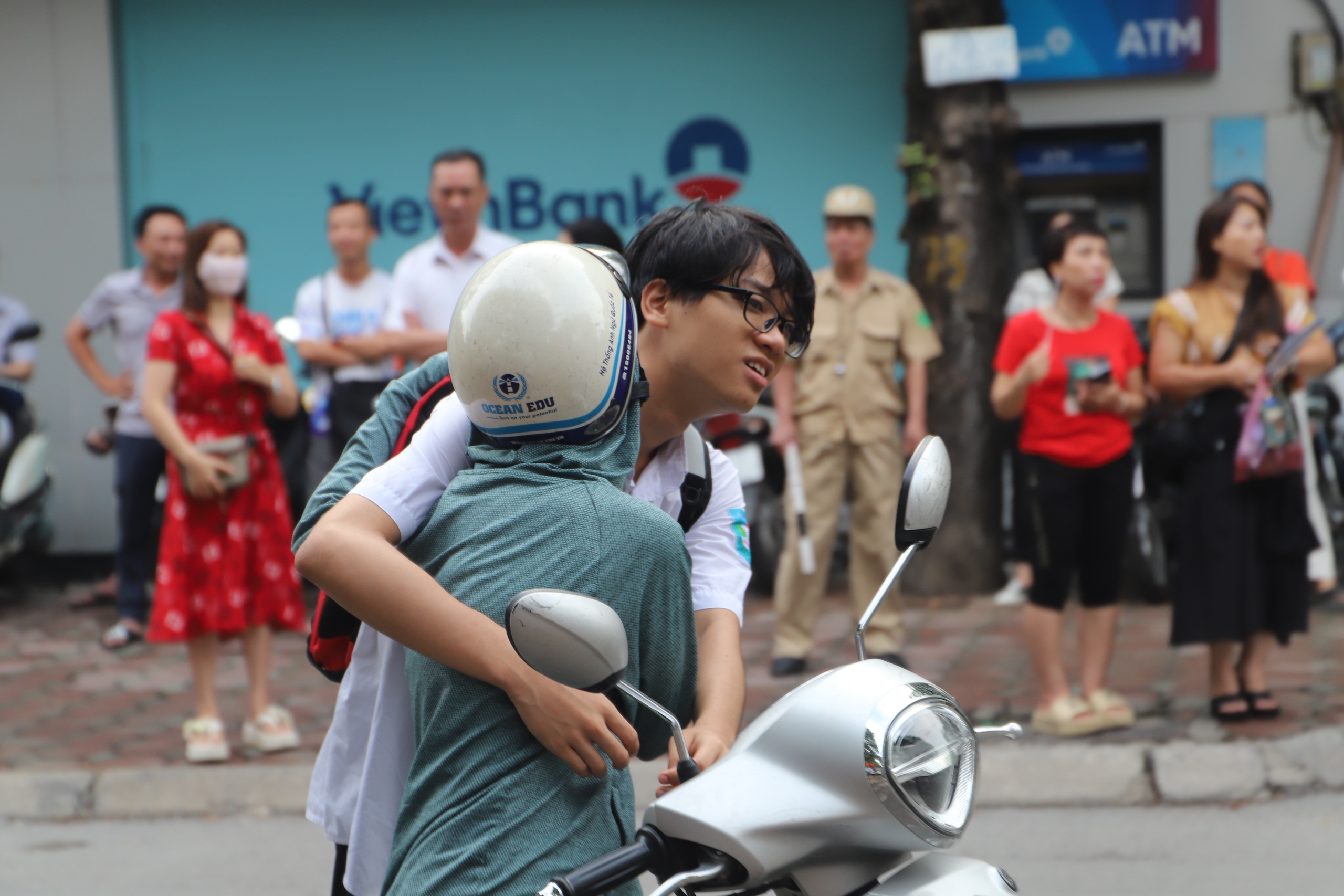 Thi vào 10 Hà Nội: Những hình ảnh yêu thương của bố mẹ dành cho con trong buổi thi đầu tiên- Ảnh 8. Thi vào 10 Hà Nội: Những hình ảnh yêu thương của bố mẹ dành cho con trong buổi thi đầu tiên- Ảnh 8.