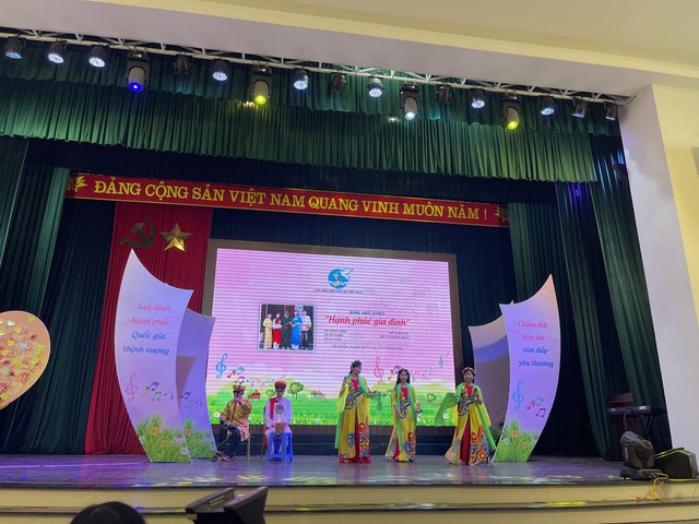 Nhiều hoạt động sáng tạo, đặc sắc trong Liên hoan tiếng hát, các hình thức nghệ thuật “Gia đình gắn kết yêu thương” tại Sầm Sơn, Thanh Hóa - Ảnh 2. Nhiều hoạt động sáng tạo, đặc sắc trong Liên hoan tiếng hát, các hình thức nghệ thuật “Gia đình gắn kết yêu thương” tại Sầm Sơn, Thanh Hóa - Ảnh 2.