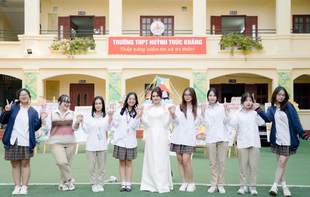 Nước mắt sau bức ảnh nữ thạc sĩ đứng cạnh người cha đã mất - 3 Nước mắt sau bức ảnh nữ thạc sĩ đứng cạnh người cha đã mất - 3