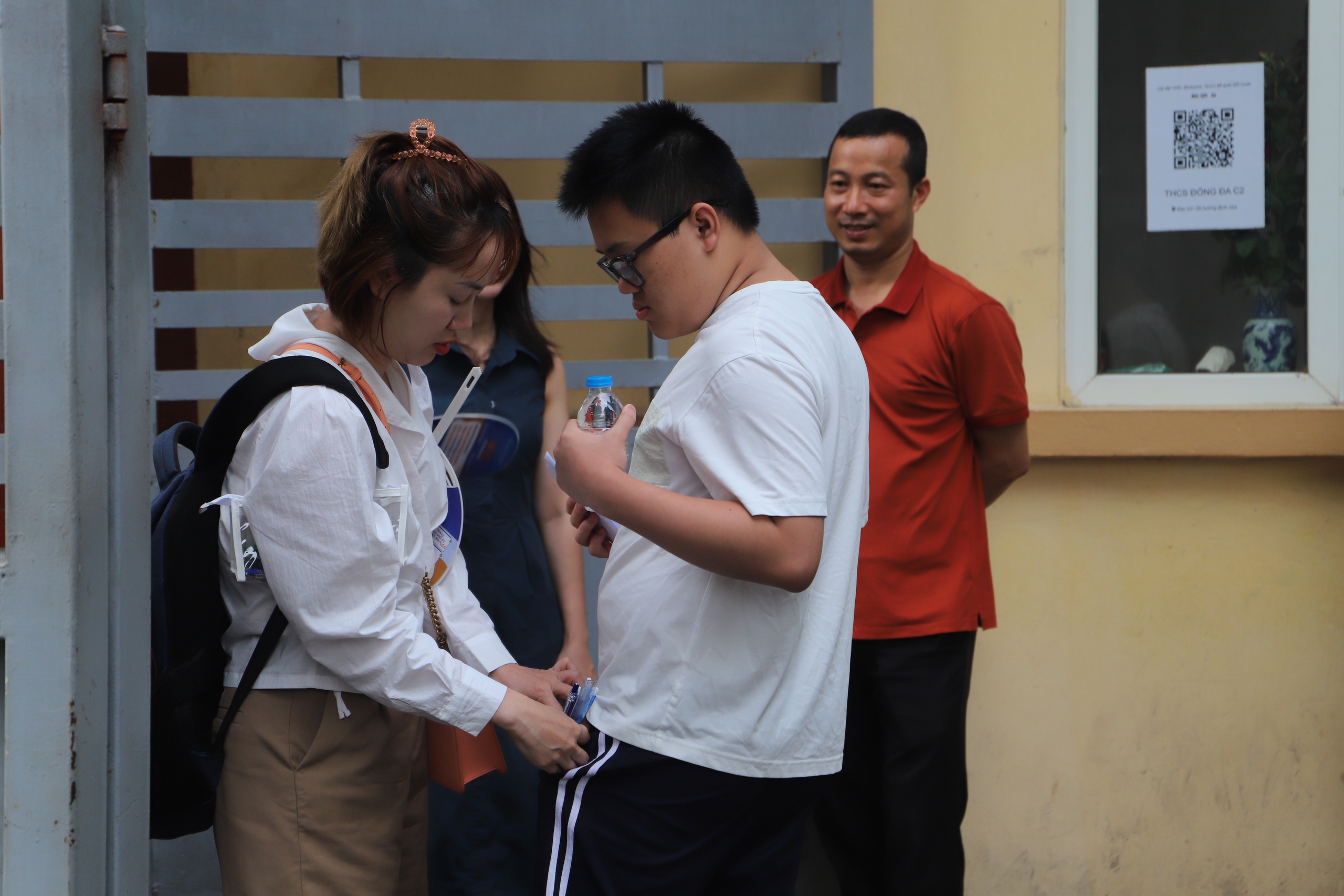 Thi vào 10 Hà Nội: Phụ huynh hồi hộp, lo lắng với môn thi đầu tiên của con- Ảnh 2. Thi vào 10 Hà Nội: Phụ huynh hồi hộp, lo lắng với môn thi đầu tiên của con- Ảnh 2.