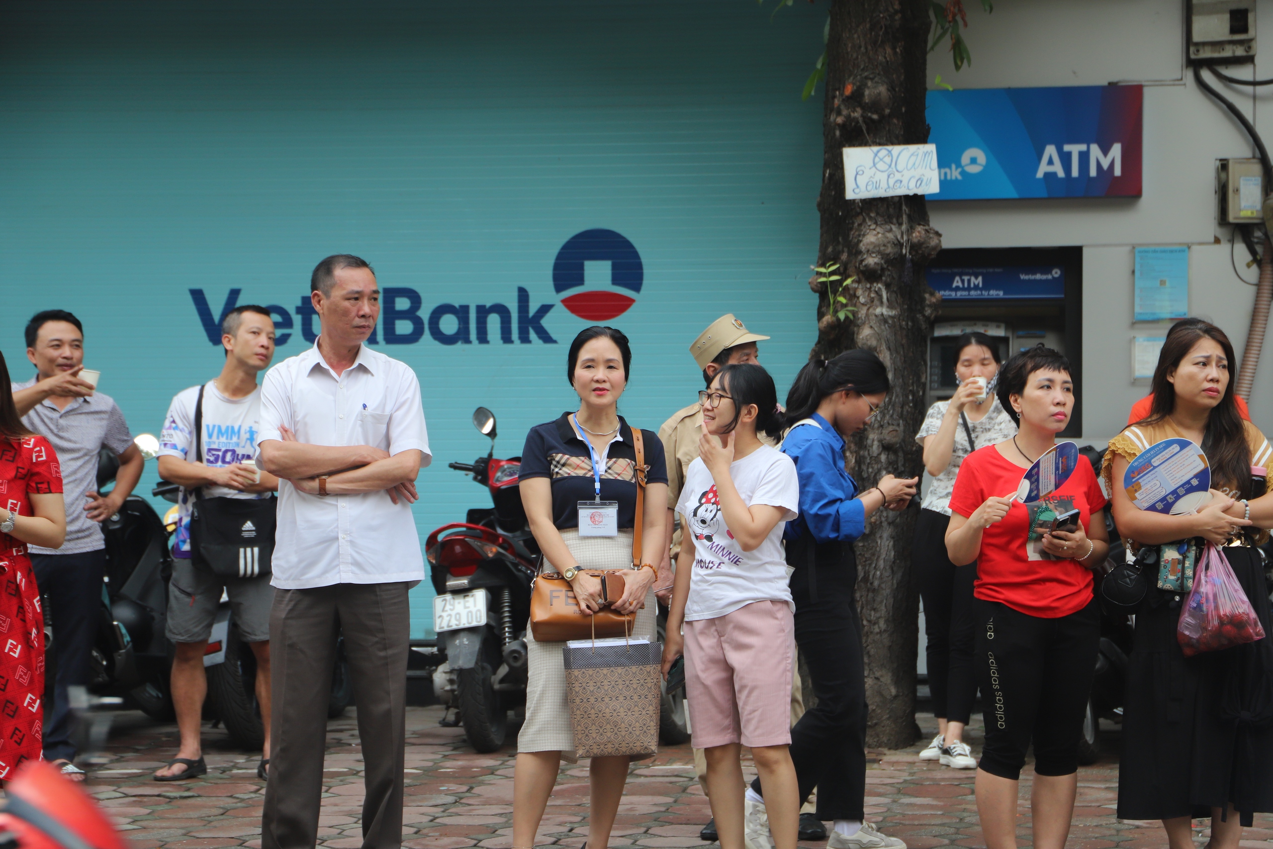 Thi vào 10 Hà Nội: Phụ huynh hồi hộp, lo lắng với môn thi đầu tiên của con- Ảnh 3. Thi vào 10 Hà Nội: Phụ huynh hồi hộp, lo lắng với môn thi đầu tiên của con- Ảnh 3.