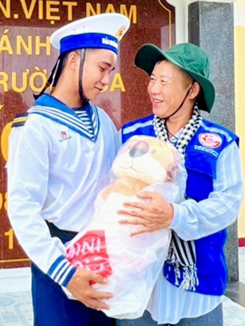Gặp nhau giữa biển trời Trường Sa, người cha tặng con trai chú gấu bông mang theo từ đất liền - Ảnh: HÀ THANH Gặp nhau giữa biển trời Trường Sa, người cha tặng con trai chú gấu bông mang theo từ đất liền - Ảnh: HÀ THANH