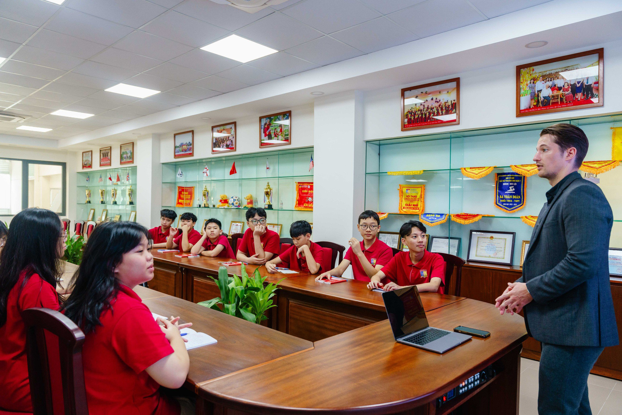 19h tối nay 22-6: Royal School lên sóng Khám phá trường học- Ảnh 2. Nhiều học sinh Royal School đạt được các thành tích học tập đáng nể