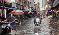 'Phố Tây' ở TPHCM hóa sông sau cơn mưa lớn