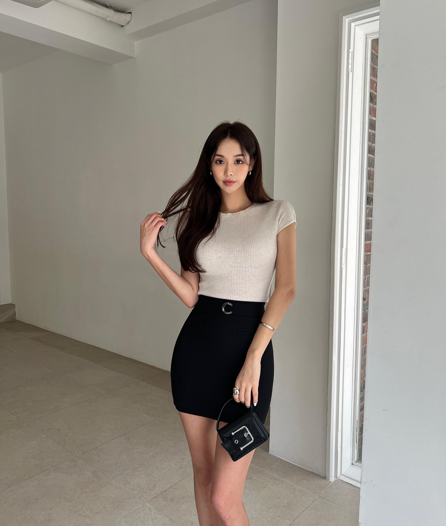5 mẫu chân váy ngắn trẻ trung mà vẫn tinh tế dành cho tuổi ngoài 40- Ảnh 4. 5 mẫu chân váy ngắn trẻ trung mà vẫn tinh tế dành cho tuổi ngoài 40- Ảnh 4.