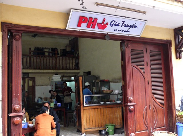Những quán phở bò nổi tiếng được du khách yêu thích tại thủ đô Hà Nội- Ảnh 2. Những quán phở bò nổi tiếng được du khách yêu thích tại thủ đô Hà Nội- Ảnh 2.