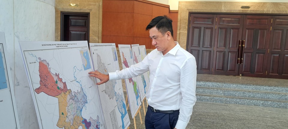 Đại biểu xem bản đồ quy hoạch TP Hồ Chí Minh.