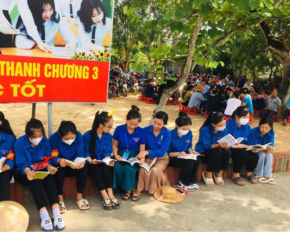 Niềm đam mê đọc sách của các bạn đoàn viên. Niềm đam mê đọc sách của các bạn đoàn viên.