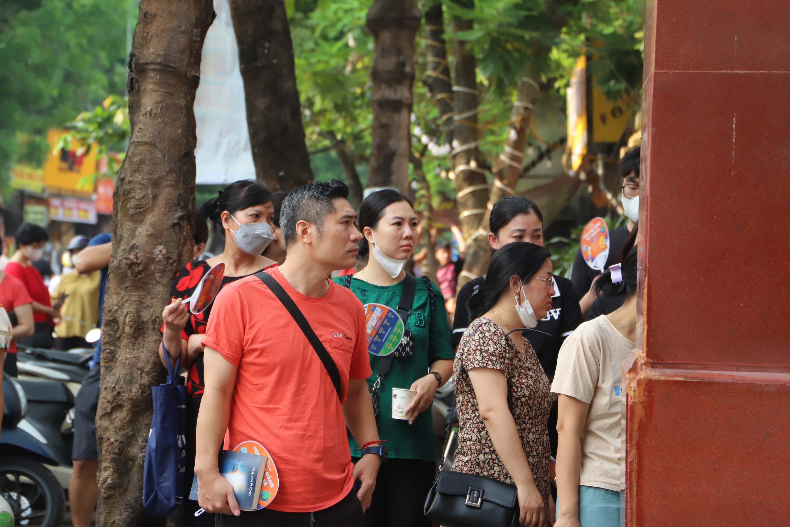 Thi vào 10 Hà Nội: Lo tắc đường, phụ huynh chở con đến trường thi trước 2 tiếng- Ảnh 2. Thi vào 10 Hà Nội: Lo tắc đường, phụ huynh chở con đến trường thi trước 2 tiếng- Ảnh 2.