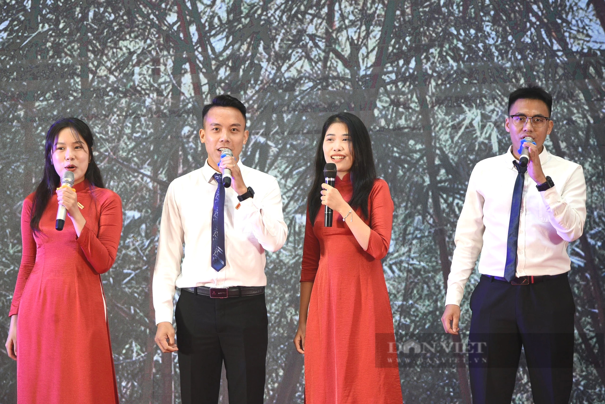 Ca sĩ Tuấn Dương gây ấn tượng với ca khúc nhạc sĩ Nguyễn Vĩnh Tiến sáng tác tặng báo Nông thôn Ngày nay- Ảnh 4. Ca sĩ Tuấn Dương gây ấn tượng với ca khúc nhạc sĩ Nguyễn Vĩnh Tiến sáng tác tặng báo Nông thôn Ngày nay- Ảnh 4.