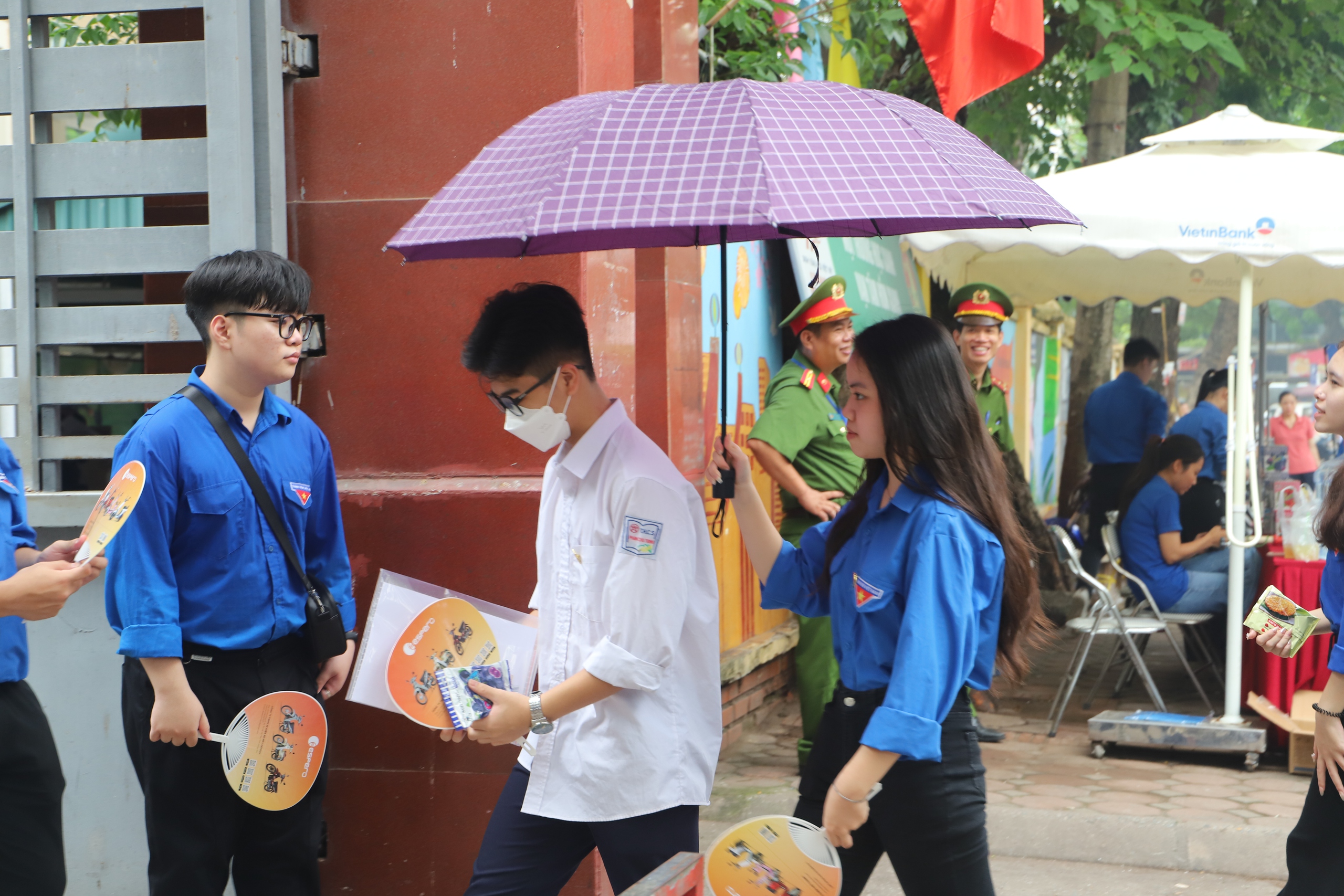 Thi vào 10 Hà Nội: Thí sinh được “chăm sóc” nhiệt tình từ các tình nguyện viên- Ảnh 2. Thi vào 10 Hà Nội: Thí sinh được “chăm sóc” nhiệt tình từ các tình nguyện viên- Ảnh 2.