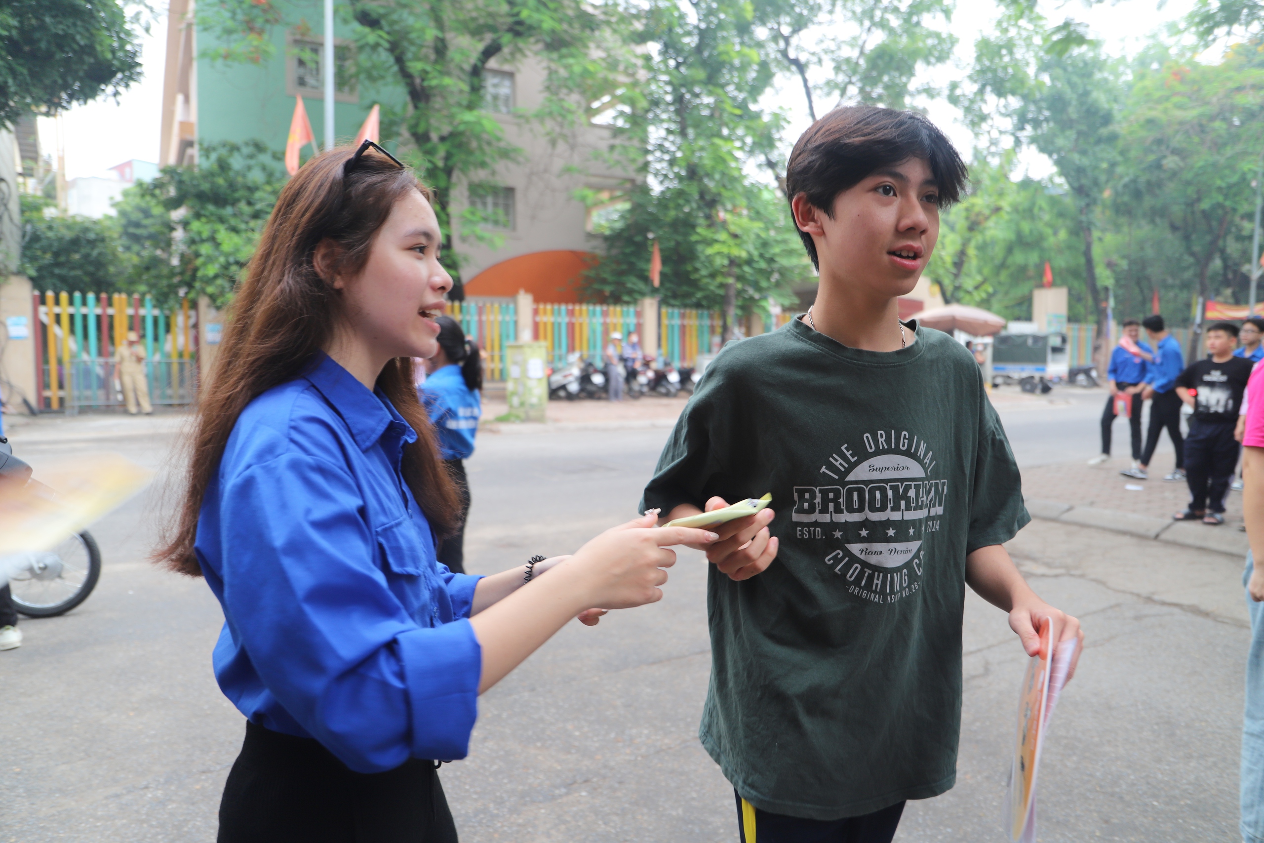 Thi vào 10 Hà Nội: Thí sinh được “chăm sóc” nhiệt tình từ các tình nguyện viên- Ảnh 4. Thi vào 10 Hà Nội: Thí sinh được “chăm sóc” nhiệt tình từ các tình nguyện viên- Ảnh 4.