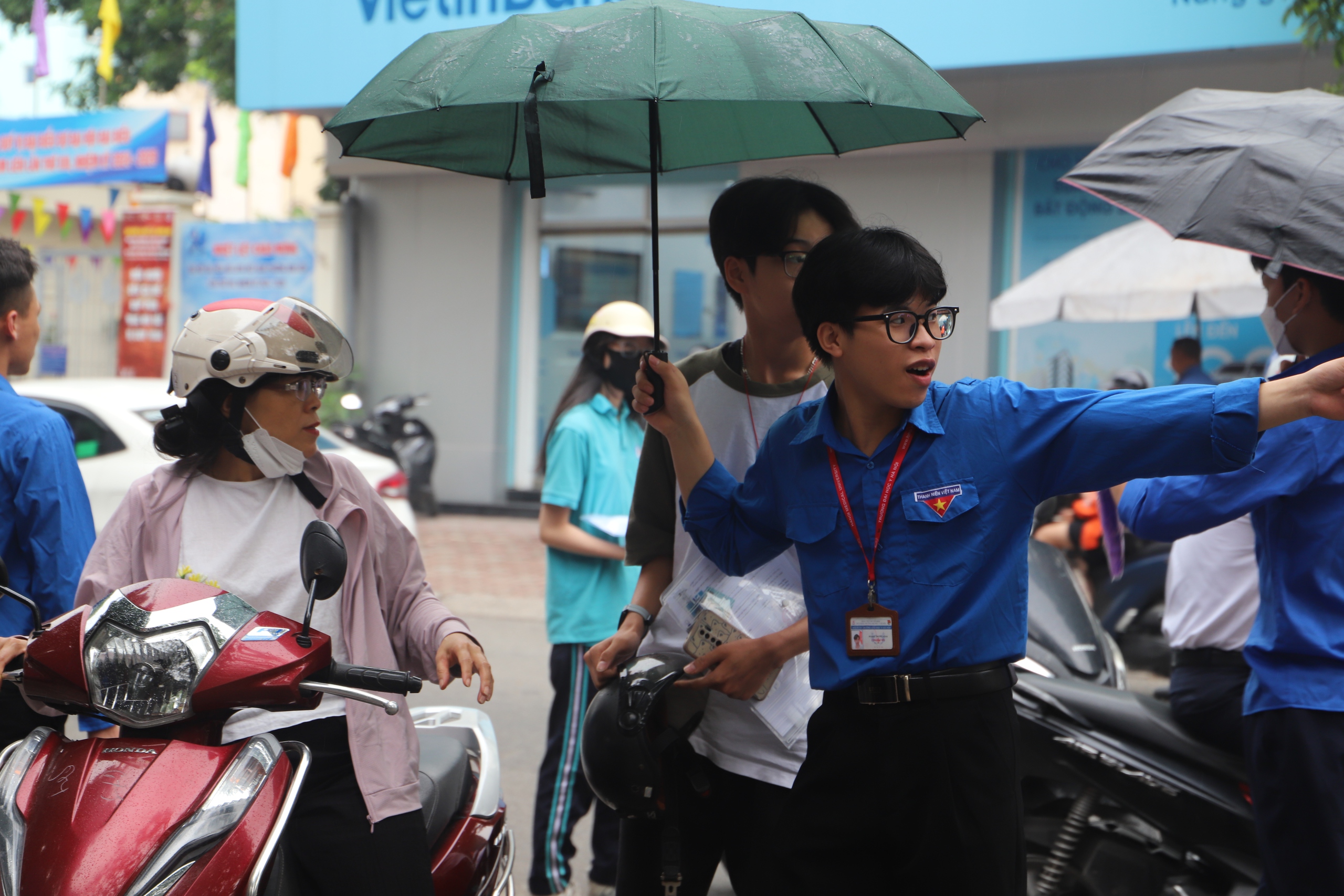 Thi vào 10 Hà Nội: Thí sinh được “chăm sóc” nhiệt tình từ các tình nguyện viên- Ảnh 6. Thi vào 10 Hà Nội: Thí sinh được “chăm sóc” nhiệt tình từ các tình nguyện viên- Ảnh 6.