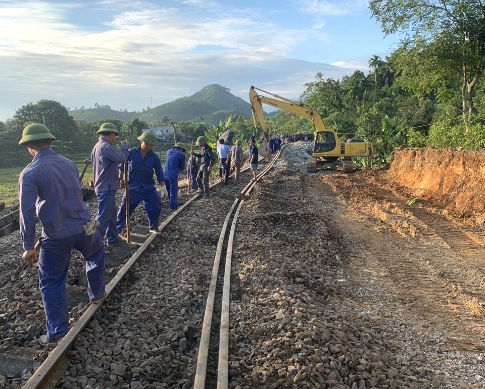 Đường sắt Lào Cai qua Yên Bái đã khắc phục xong, thông đường toàn tuyến - Ảnh 2. Đường sắt Lào Cai qua Yên Bái đã khắc phục xong, thông đường toàn tuyến - Ảnh 2.