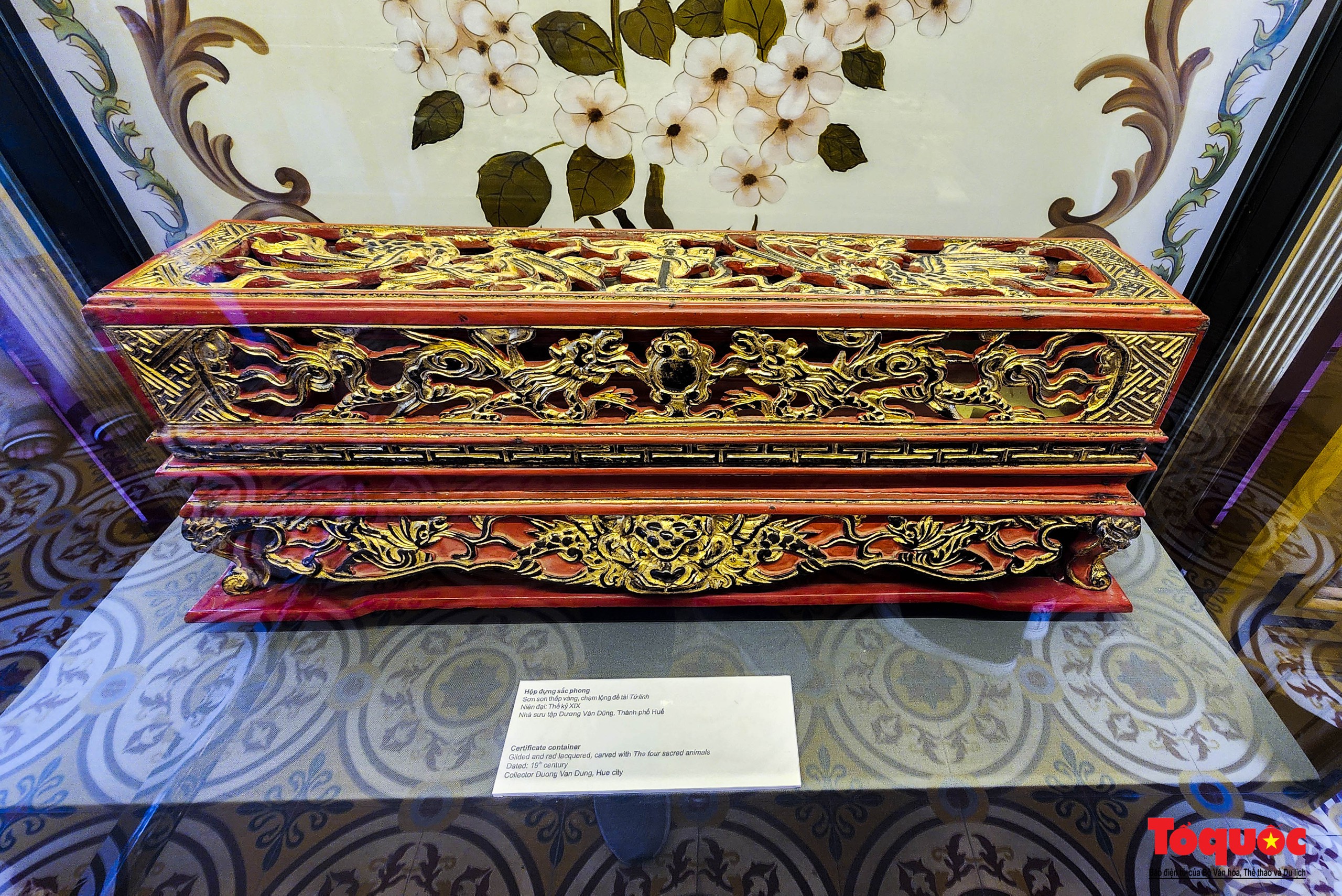 Du khách thích thú khám phá hàng loạt cổ vật hội tụ tại điện Kiến Trung - Ảnh 8. Du khách thích thú khám phá hàng loạt cổ vật hội tụ tại điện Kiến Trung - Ảnh 8.