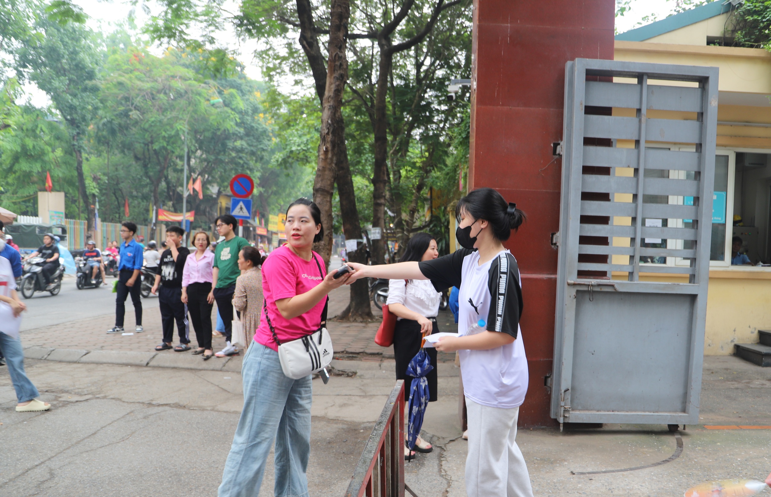 Sáng nay, gần 110.000 thí sinh Hà Nội làm thủ tục dự thi kỳ thi vào lớp 10 - Ảnh 2. Sáng nay, gần 110.000 thí sinh Hà Nội làm thủ tục dự thi kỳ thi vào lớp 10 - Ảnh 2.