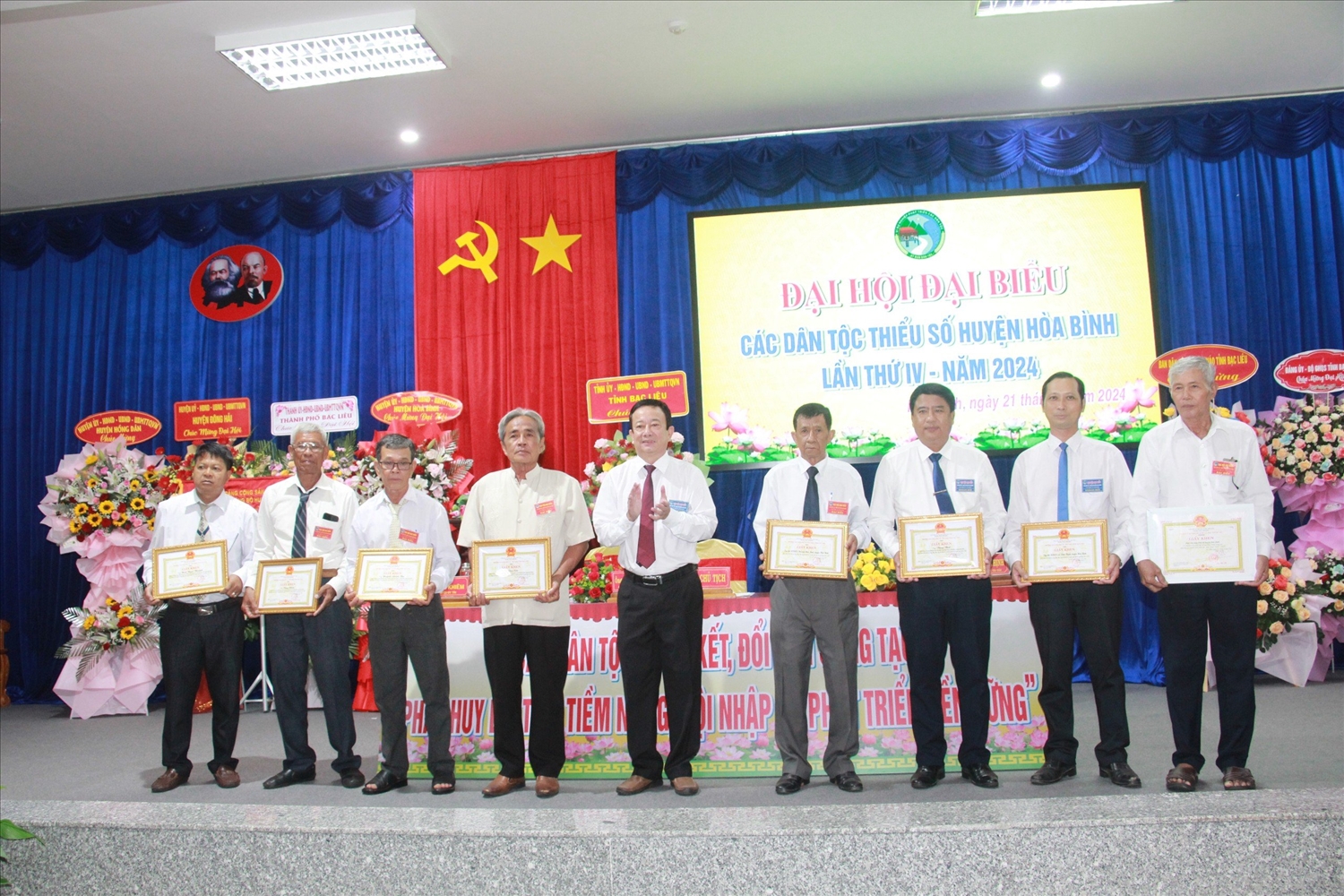 ông Tô Thành Phương, Trưởng Ban Dân tộc và Tôn giáo, Phó Ban Chỉ đạo Thường trực, Trưởng Ban tổ chức đại hội cấp tỉnh trao giấy khen đến các tập thể và cá nhân
