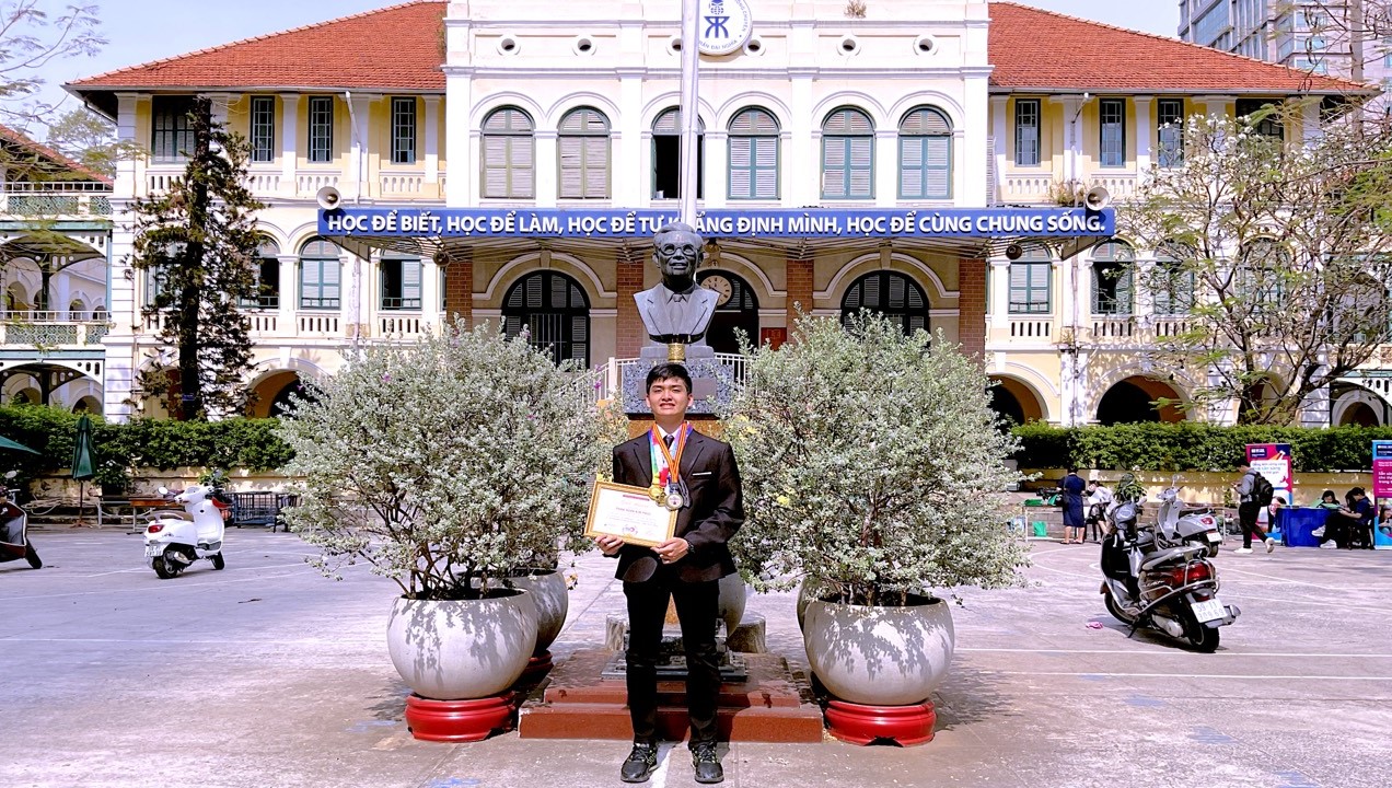 Thủ khoa chuyên lớp 10 TP.HCM luôn ngủ vào 9 giờ tối, có 'bảng vàng' môn toán- Ảnh 2. Thủ khoa chuyên lớp 10 TP.HCM luôn ngủ vào 9 giờ tối, có 'bảng vàng' môn toán- Ảnh 2.