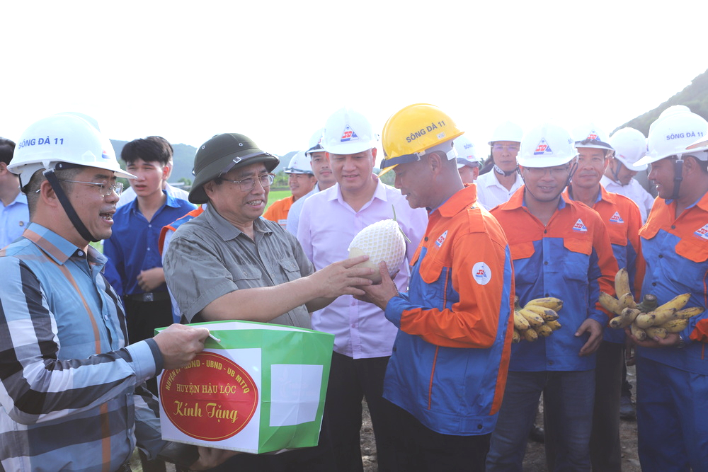Thủ tướng Phạm Minh Chính kiểm tra dự án đường dây 500kV mạch 3- Ảnh 3. Thủ tướng Phạm Minh Chính kiểm tra dự án đường dây 500kV mạch 3- Ảnh 3.
