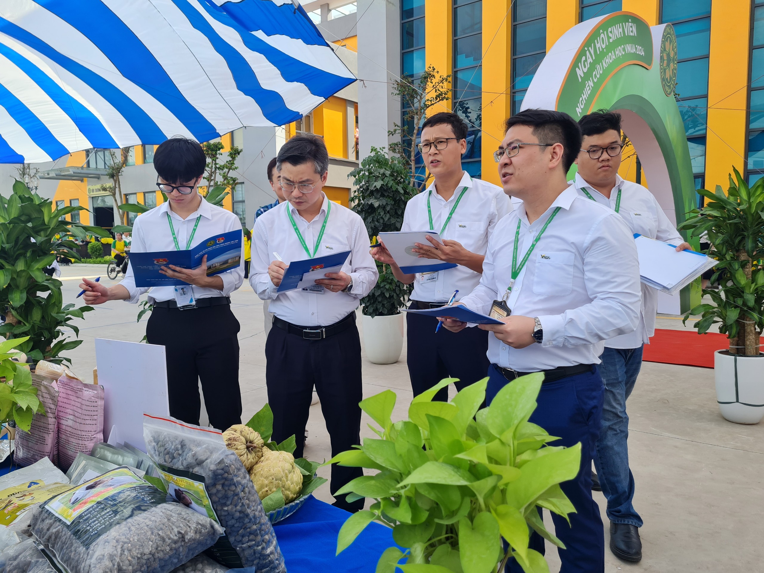 Hơn 1.100 ý tưởng sáng tạo khoa học công nghệ được sinh viên Học viện Nông nghiệp Việt Nam phát triển trong năm 2024- Ảnh 4. Hơn 1.100 ý tưởng sáng tạo khoa học công nghệ được sinh viên Học viện Nông nghiệp Việt Nam phát triển trong năm 2024- Ảnh 4.