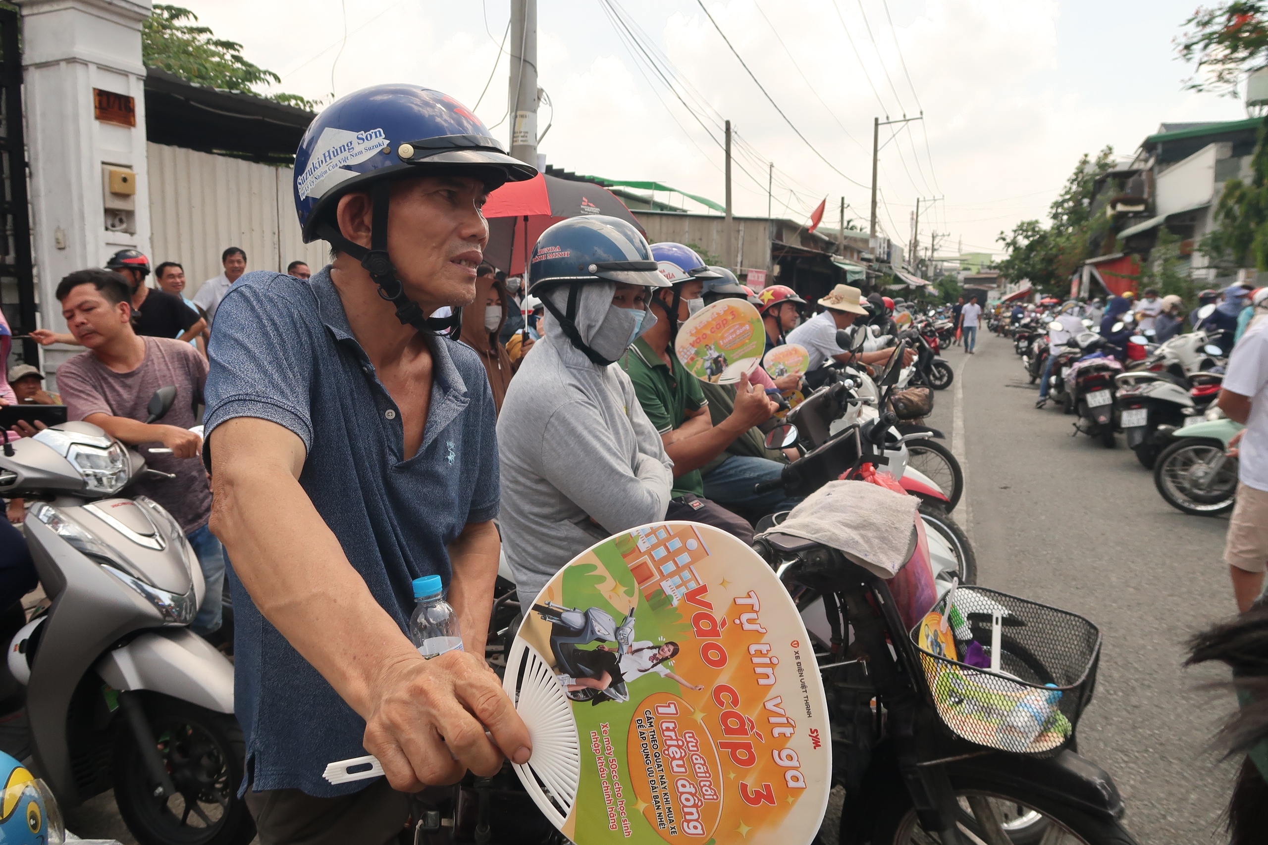 Kỳ thi lớp 10 THPT công lập TPHCM: Cha mẹ không ngại “đội nắng” mong ngóng con - Ảnh 8.