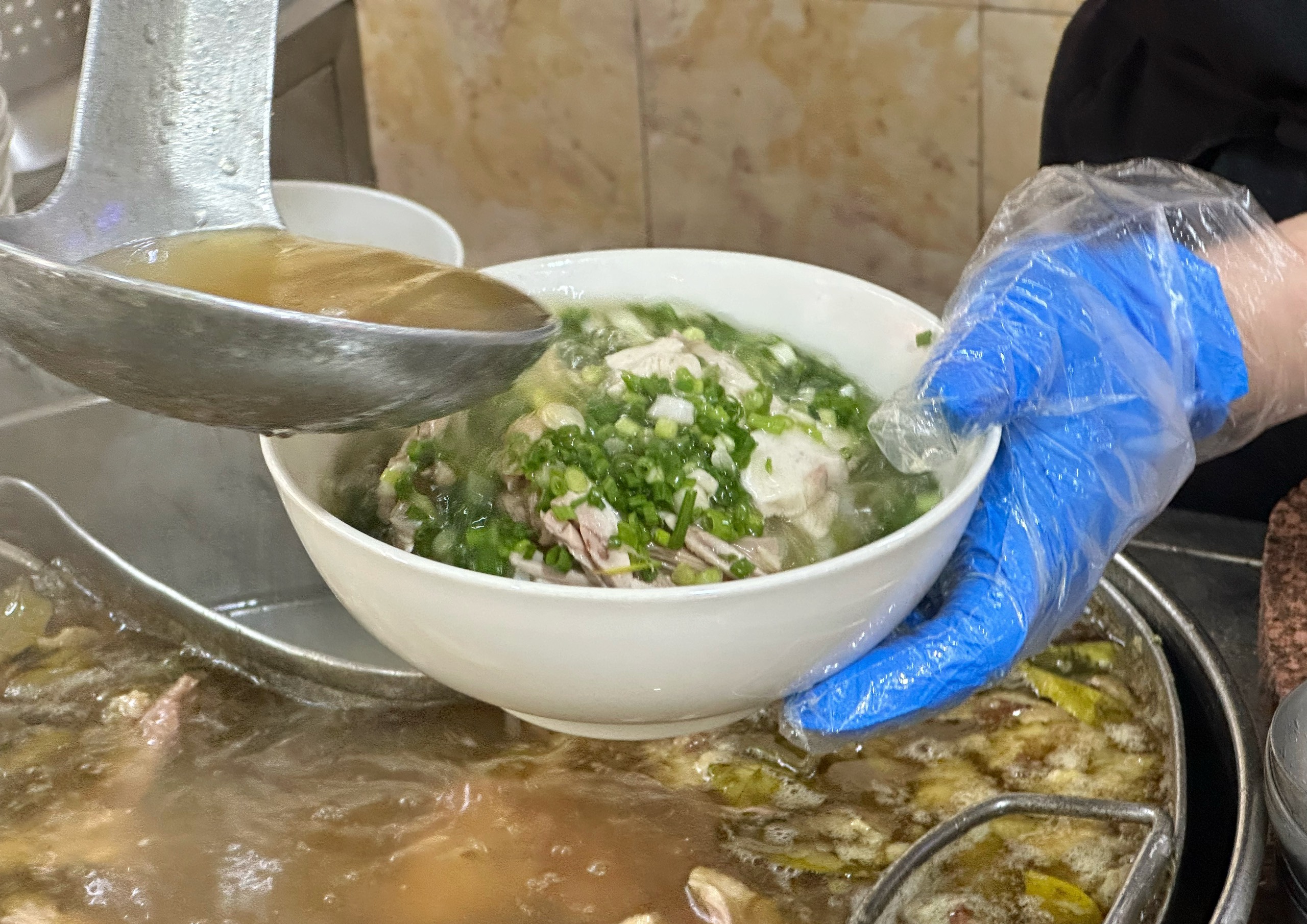 Quán 'phở Michelin' ở TP.HCM mở từ năm 1958: Chuyện chủ quán đứng quầy từ sáng tới tối- Ảnh 4. Quán 'phở Michelin' ở TP.HCM mở từ năm 1958: Chuyện chủ quán đứng quầy từ sáng tới tối- Ảnh 4.
