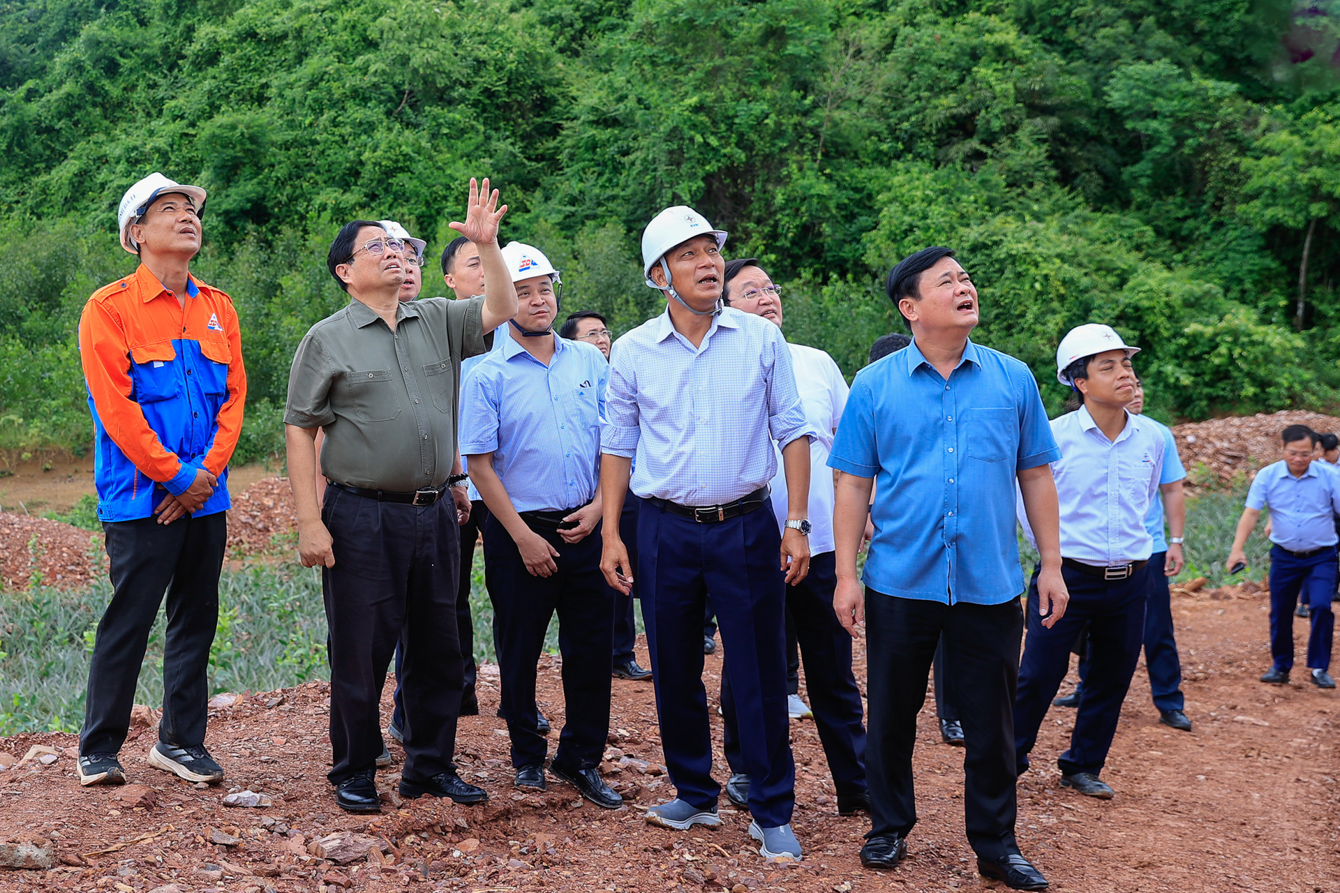 Thủ tướng yêu cầu thi đua 'nước rút, thần tốc' để hoàn thành đường dây 500 kV mạch 3- Ảnh 2. Thủ tướng yêu cầu thi đua 'nước rút, thần tốc' để hoàn thành đường dây 500 kV mạch 3- Ảnh 2.