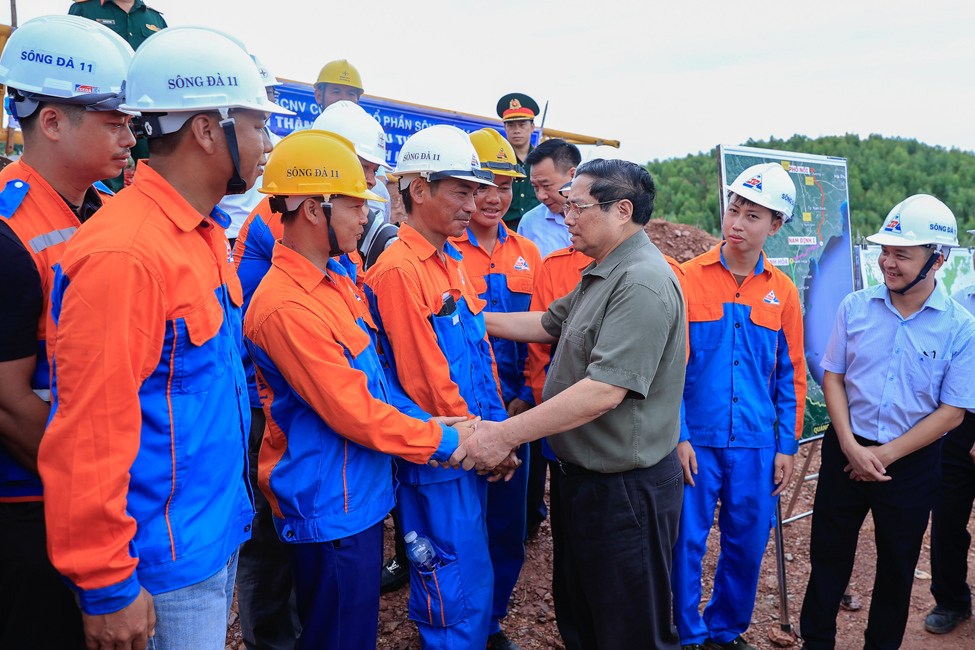 Thủ tướng yêu cầu thi đua 'nước rút, thần tốc' để hoàn thành đường dây 500 kV mạch 3- Ảnh 3. Thủ tướng yêu cầu thi đua 'nước rút, thần tốc' để hoàn thành đường dây 500 kV mạch 3- Ảnh 3.