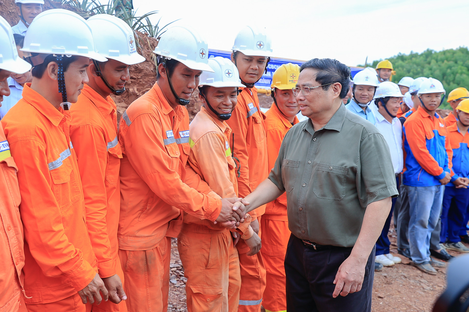 Thủ tướng yêu cầu thi đua 'nước rút, thần tốc' để hoàn thành đường dây 500 kV mạch 3- Ảnh 4. Thủ tướng yêu cầu thi đua 'nước rút, thần tốc' để hoàn thành đường dây 500 kV mạch 3- Ảnh 4.