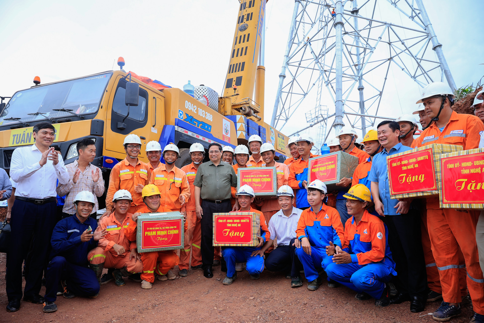 Thủ tướng yêu cầu thi đua 'nước rút, thần tốc' để hoàn thành đường dây 500 kV mạch 3- Ảnh 5. Thủ tướng yêu cầu thi đua 'nước rút, thần tốc' để hoàn thành đường dây 500 kV mạch 3- Ảnh 5.