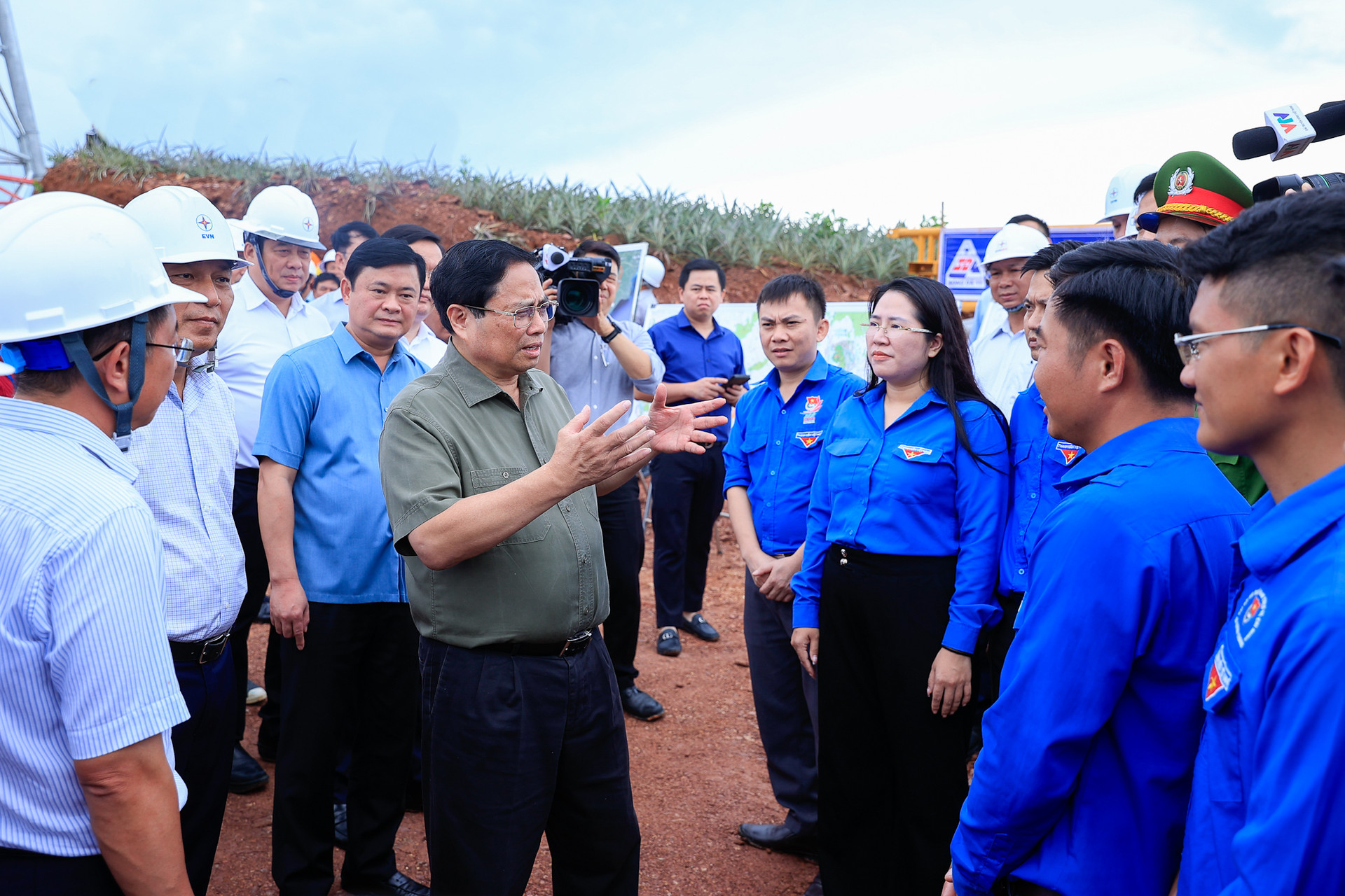 Thủ tướng yêu cầu thi đua 'nước rút, thần tốc' để hoàn thành đường dây 500 kV mạch 3- Ảnh 6. Thủ tướng yêu cầu thi đua 'nước rút, thần tốc' để hoàn thành đường dây 500 kV mạch 3- Ảnh 6.