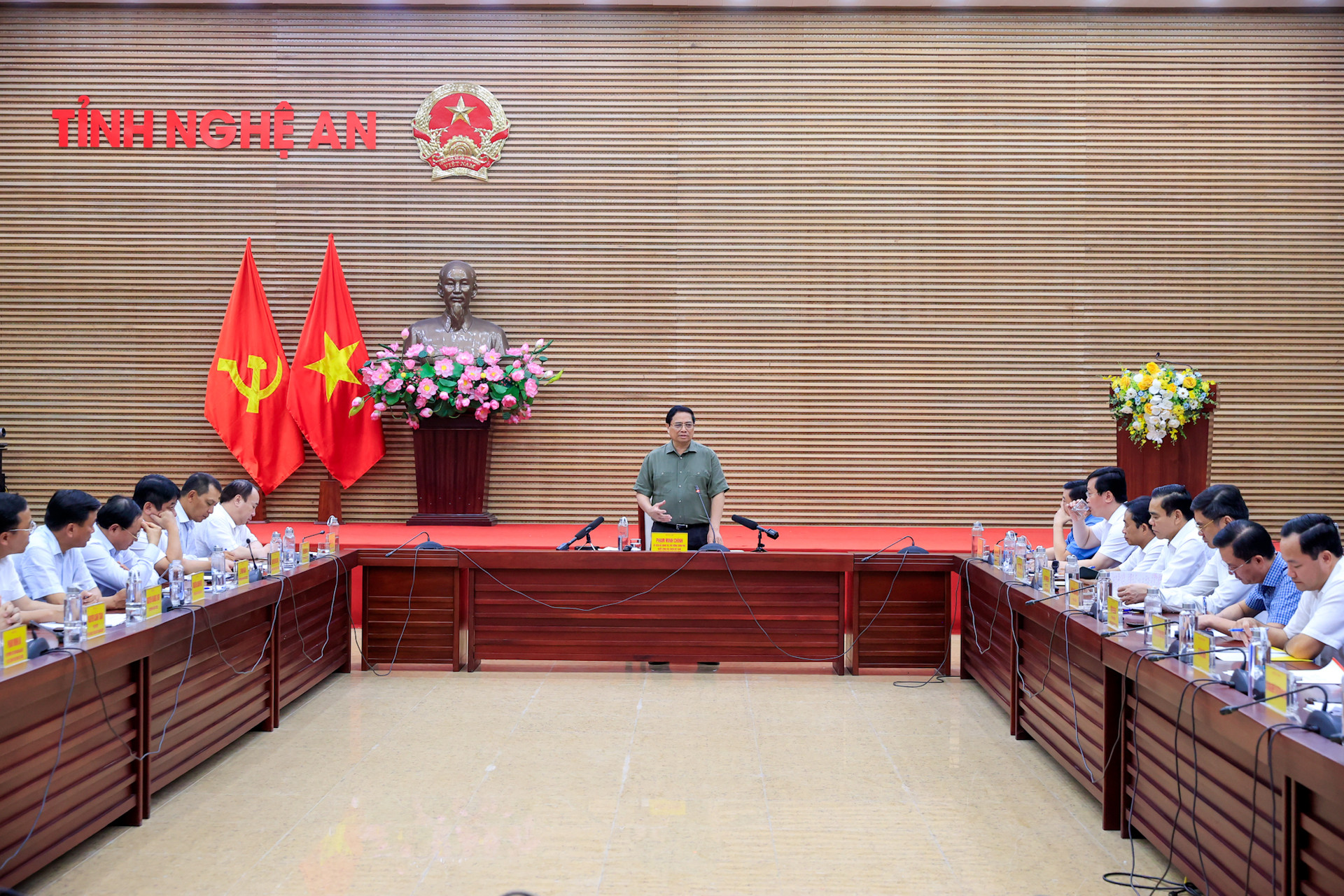 Thủ tướng yêu cầu thi đua 'nước rút, thần tốc' để hoàn thành đường dây 500 kV mạch 3- Ảnh 8. Thủ tướng yêu cầu thi đua 'nước rút, thần tốc' để hoàn thành đường dây 500 kV mạch 3- Ảnh 8.