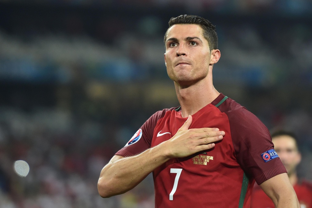 Vì sao Cristiano Ronaldo luôn mặc áo dài tay khi thi đấu? - 2 Vì sao Cristiano Ronaldo luôn mặc áo dài tay khi thi đấu? - 2