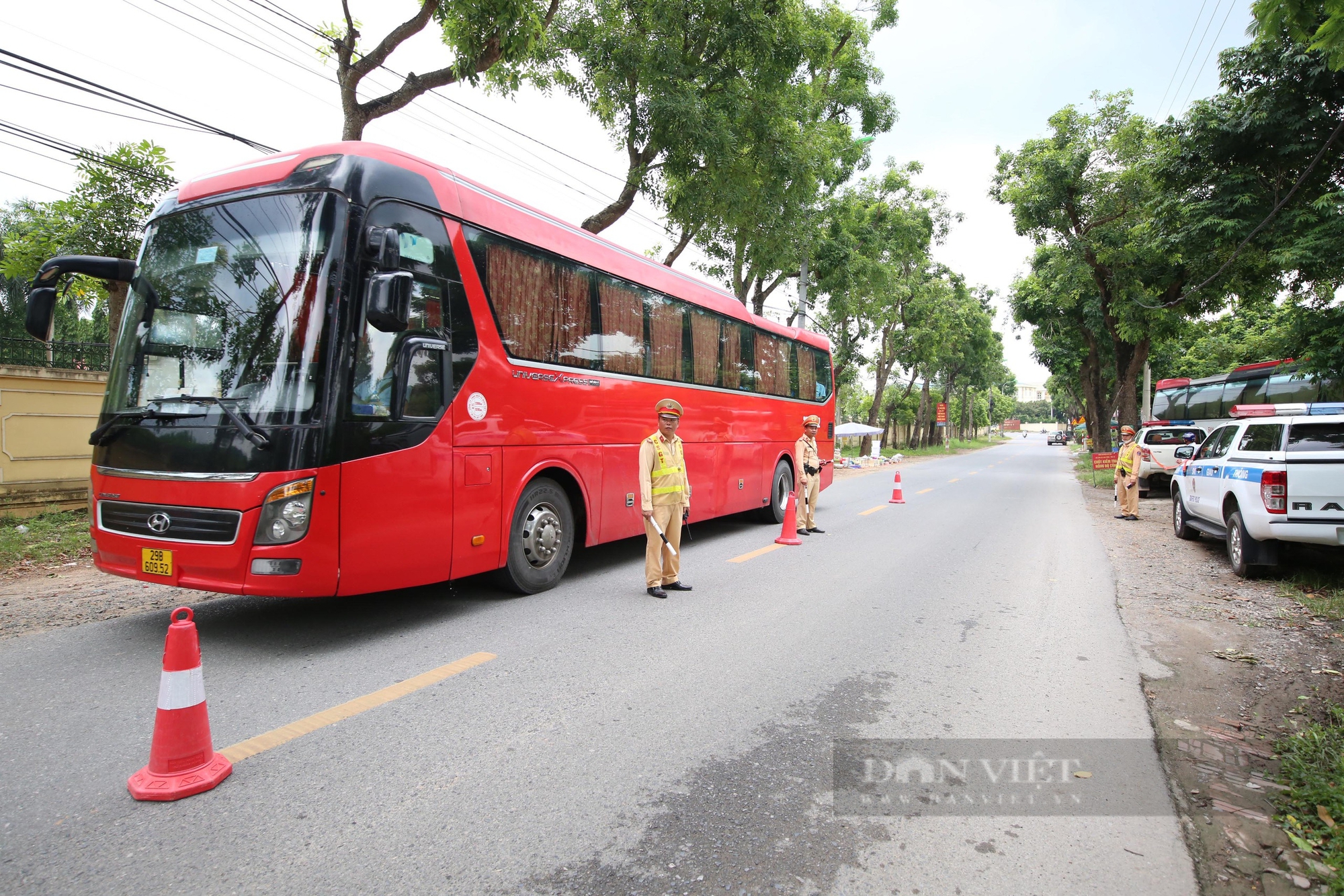 Công an xử phạt nhiều trường hợp vi phạm nồng độ cồn ở ngoại thành Hà Nội- Ảnh 3. Công an xử phạt nhiều trường hợp vi phạm nồng độ cồn ở ngoại thành Hà Nội- Ảnh 3.