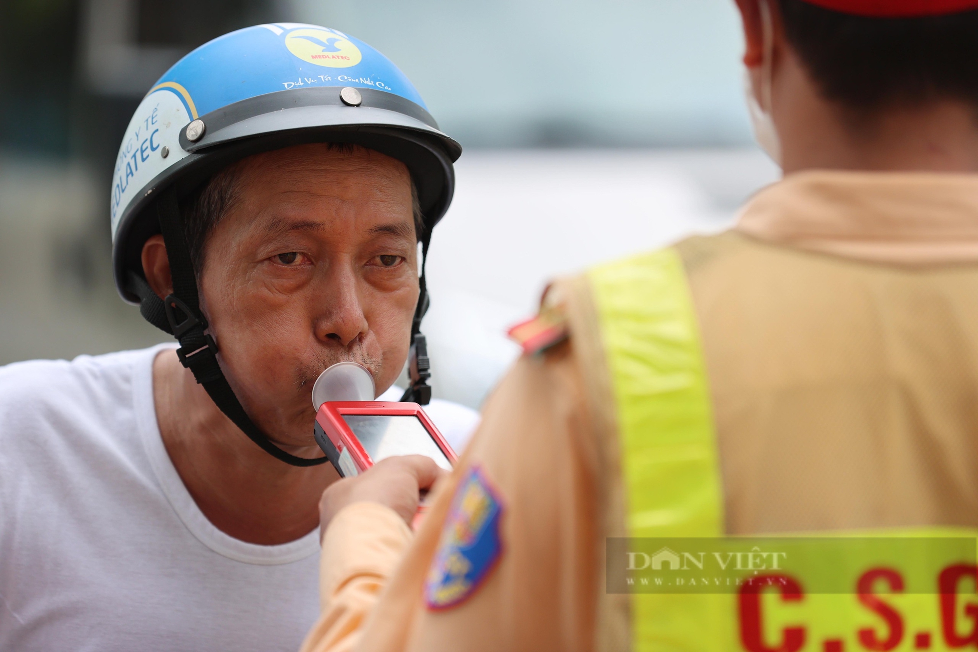 Công an xử phạt nhiều trường hợp vi phạm nồng độ cồn ở ngoại thành Hà Nội- Ảnh 4. Công an xử phạt nhiều trường hợp vi phạm nồng độ cồn ở ngoại thành Hà Nội- Ảnh 4.
